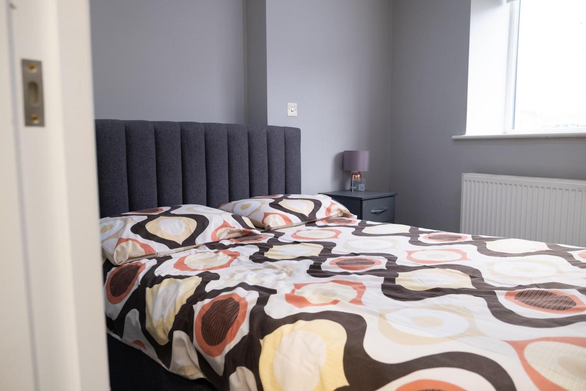 Spacious 2 Bed 2 Bath With Free Parking For 2 Cars And Underground Station Zone 2 For Quick Access To Up To 10 Guests Appartement Londres