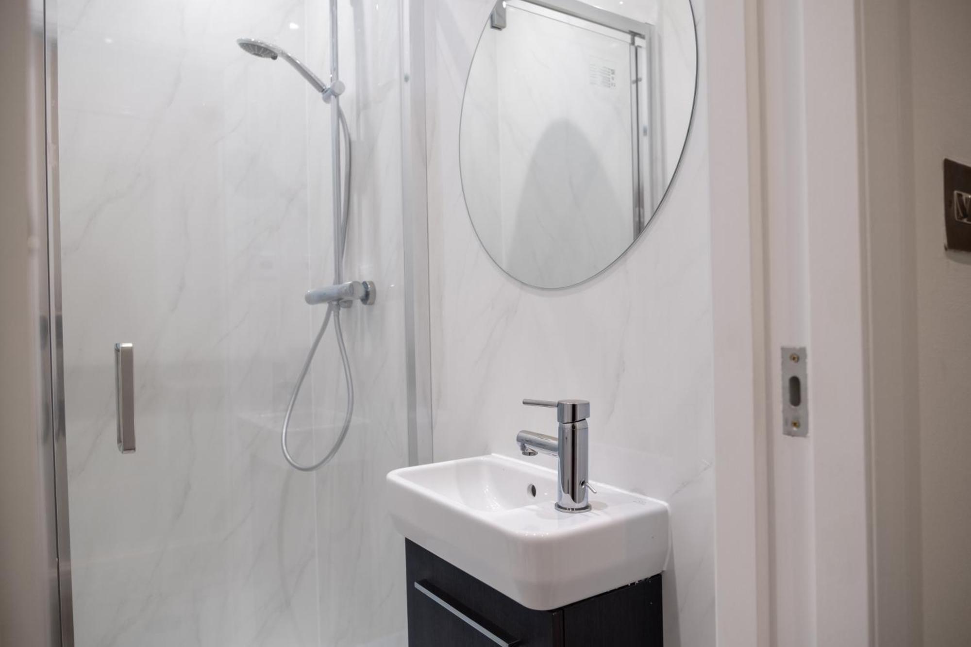 Appartement Spacious 2 Bed 2 Bath With Free Parking For 2 Cars And Underground Station Zone 2 For Quick Access To Up To 10 Guests Londres