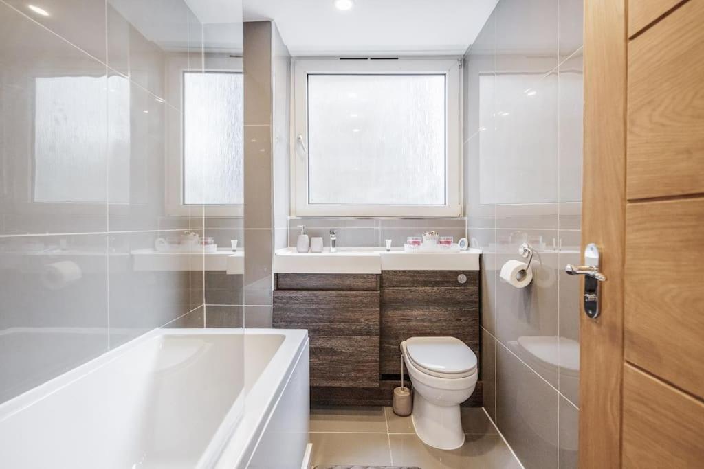 Lovely 2-bedroom With Balcony And Park View Appartement Londres