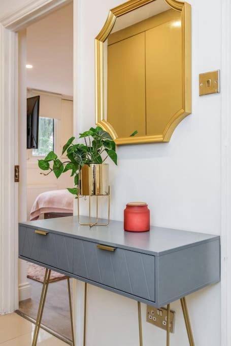 Lovely 2-bedroom With Balcony And Park View Londres