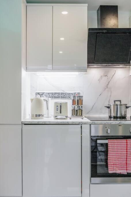 Lovely 2-bedroom With Balcony And Park View Londres