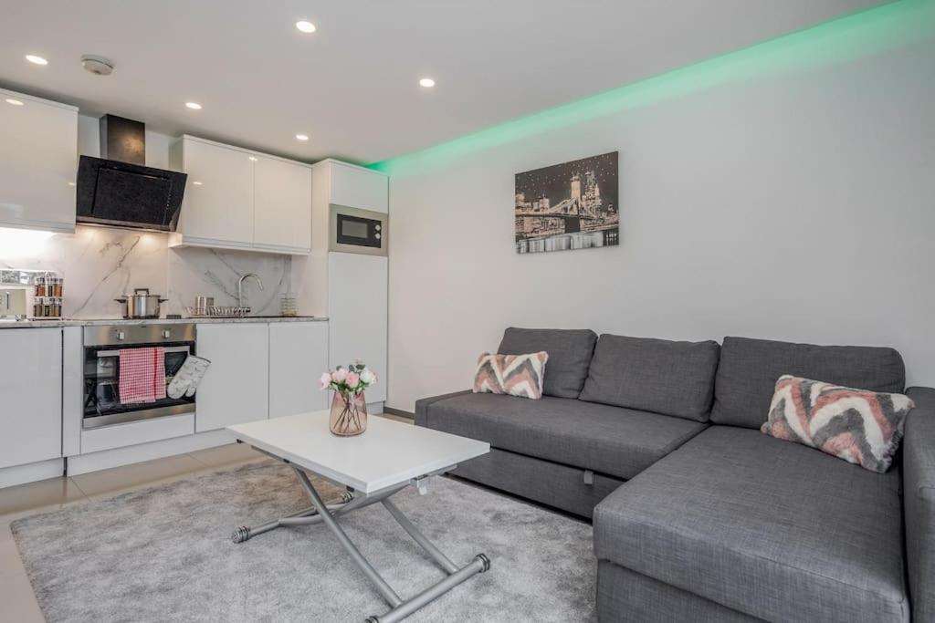 Lovely 2-bedroom With Balcony And Park View Appartement Londres
