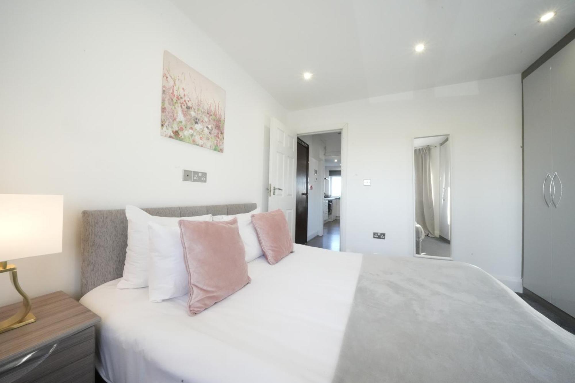 Hatton Heathrow Airport- Free Parking-free Underground To And From Heathrow Airport Hatton Cross Picture-see Fast Hatton Cross To 30min *