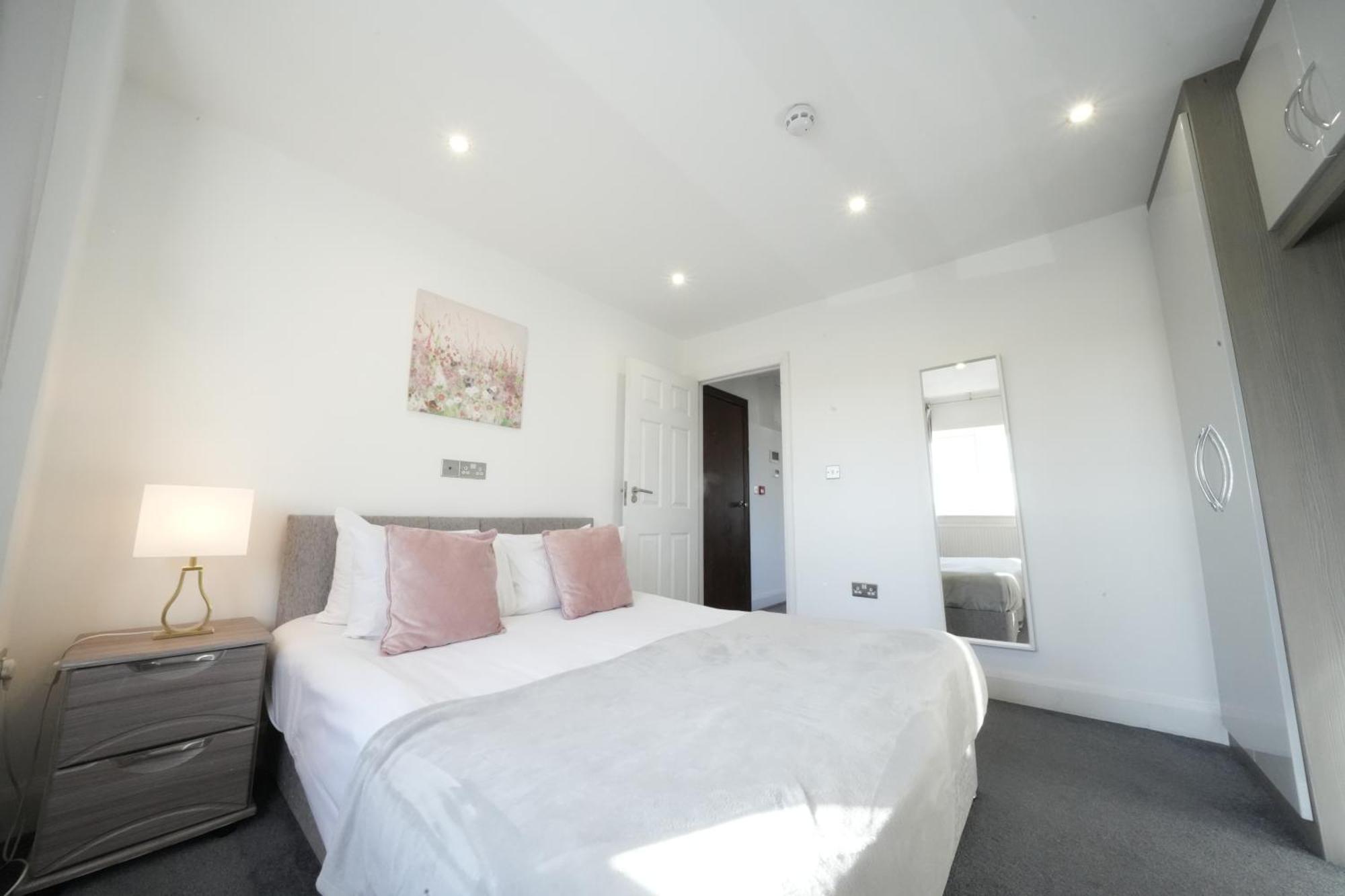 Hatton Heathrow Airport- Free Parking-free Underground To And From Heathrow Airport Hatton Cross Picture-see Fast Hatton Cross To 30min * Londres