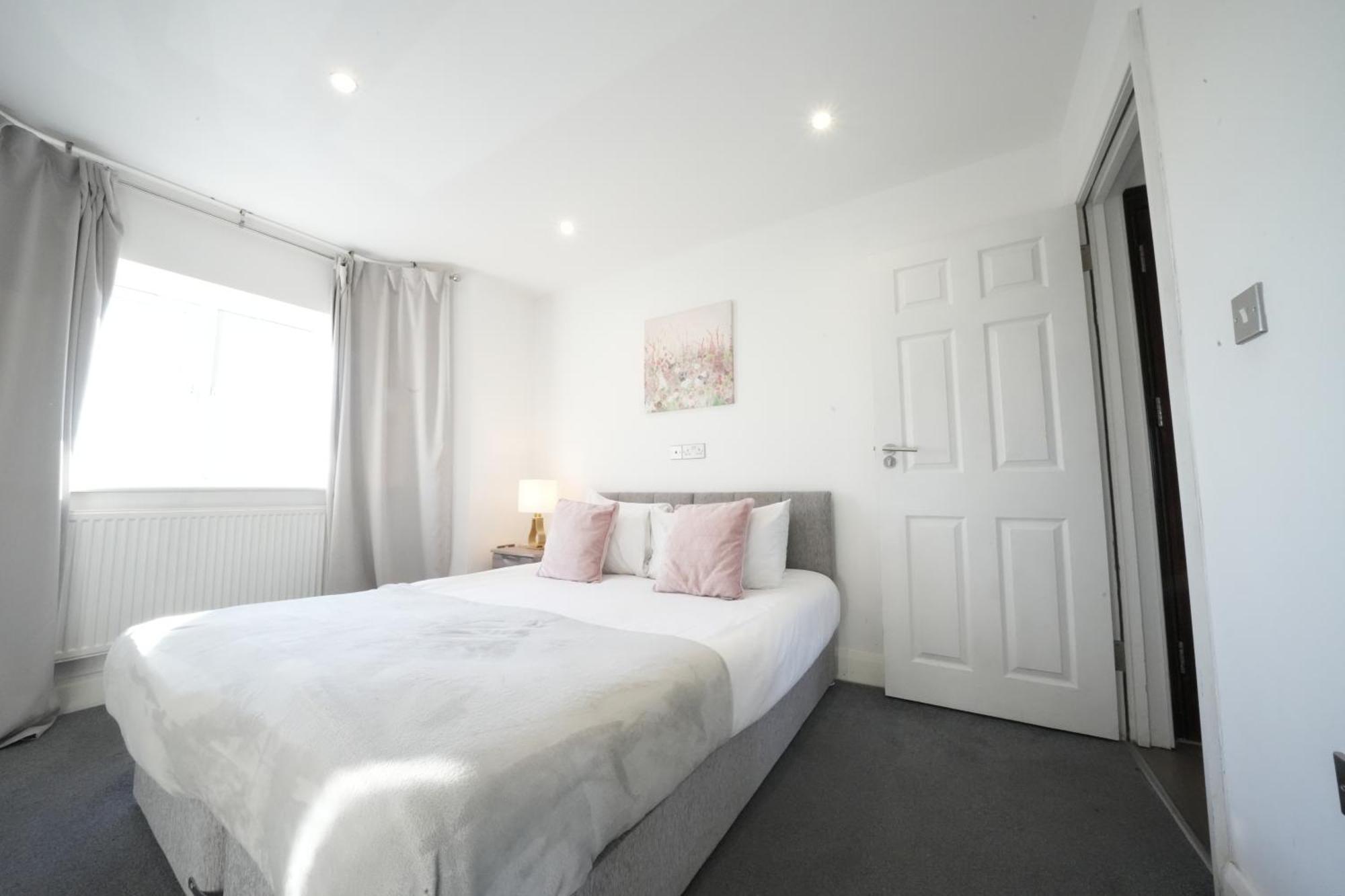Hatton Heathrow Airport- Free Parking-free Underground To And From Heathrow Airport Hatton Cross Picture-see Fast Hatton Cross To 30min * Londres