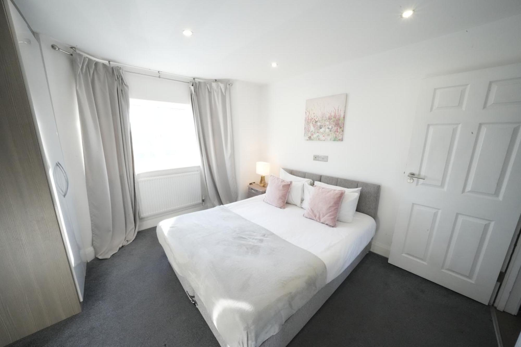Hatton Heathrow Airport- Free Parking-free Underground To And From Heathrow Airport Hatton Cross Picture-see Fast Hatton Cross To 30min