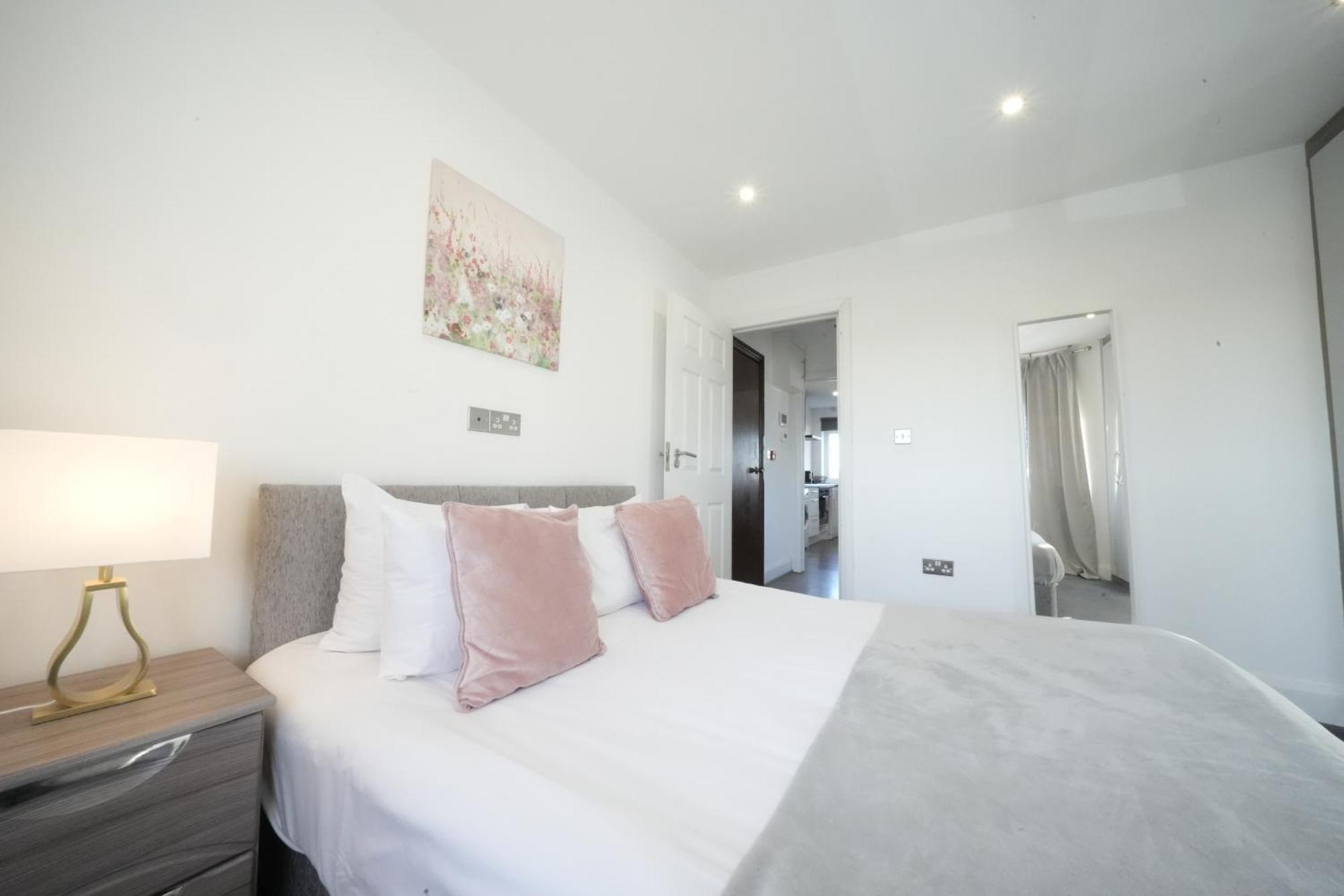Hatton Heathrow Airport- Free Parking-free Underground To And From Heathrow Airport Hatton Cross Picture-see Fast Hatton Cross To 30min Apartamento