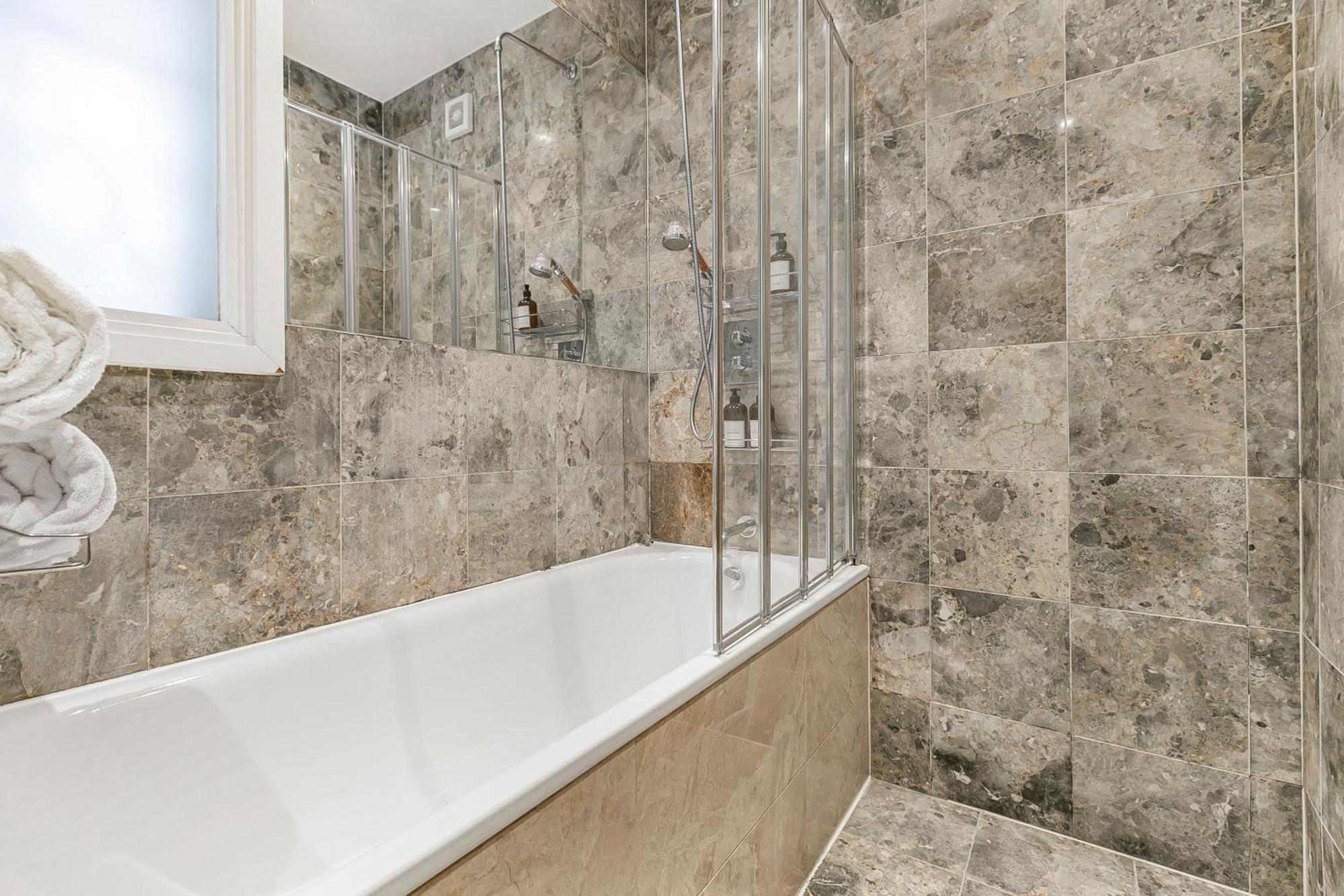 Large Stylish 2beds 2baths With Private Patio Appartement Londen