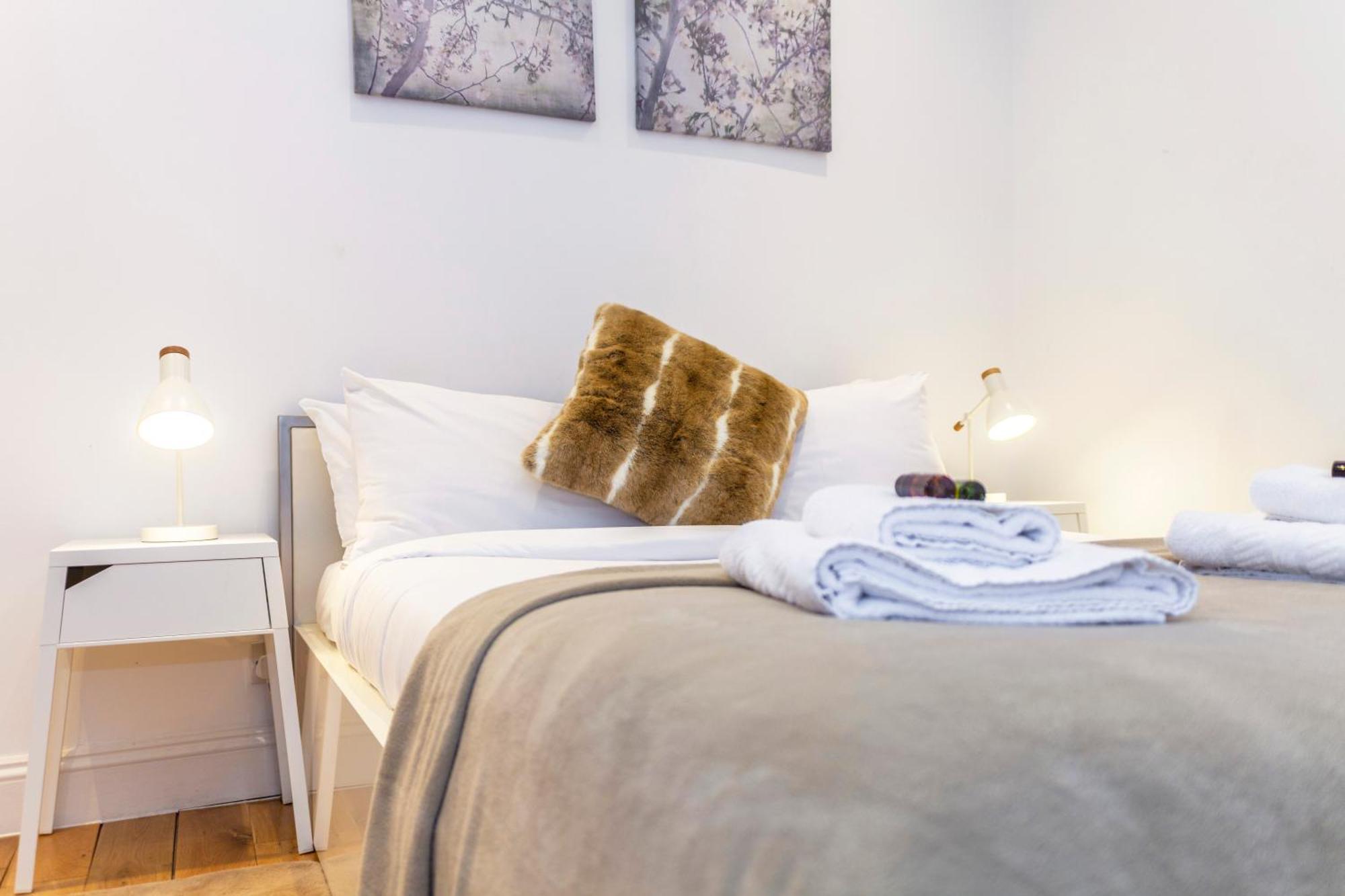 Perfect Self-contained Radiant With Patio Londres