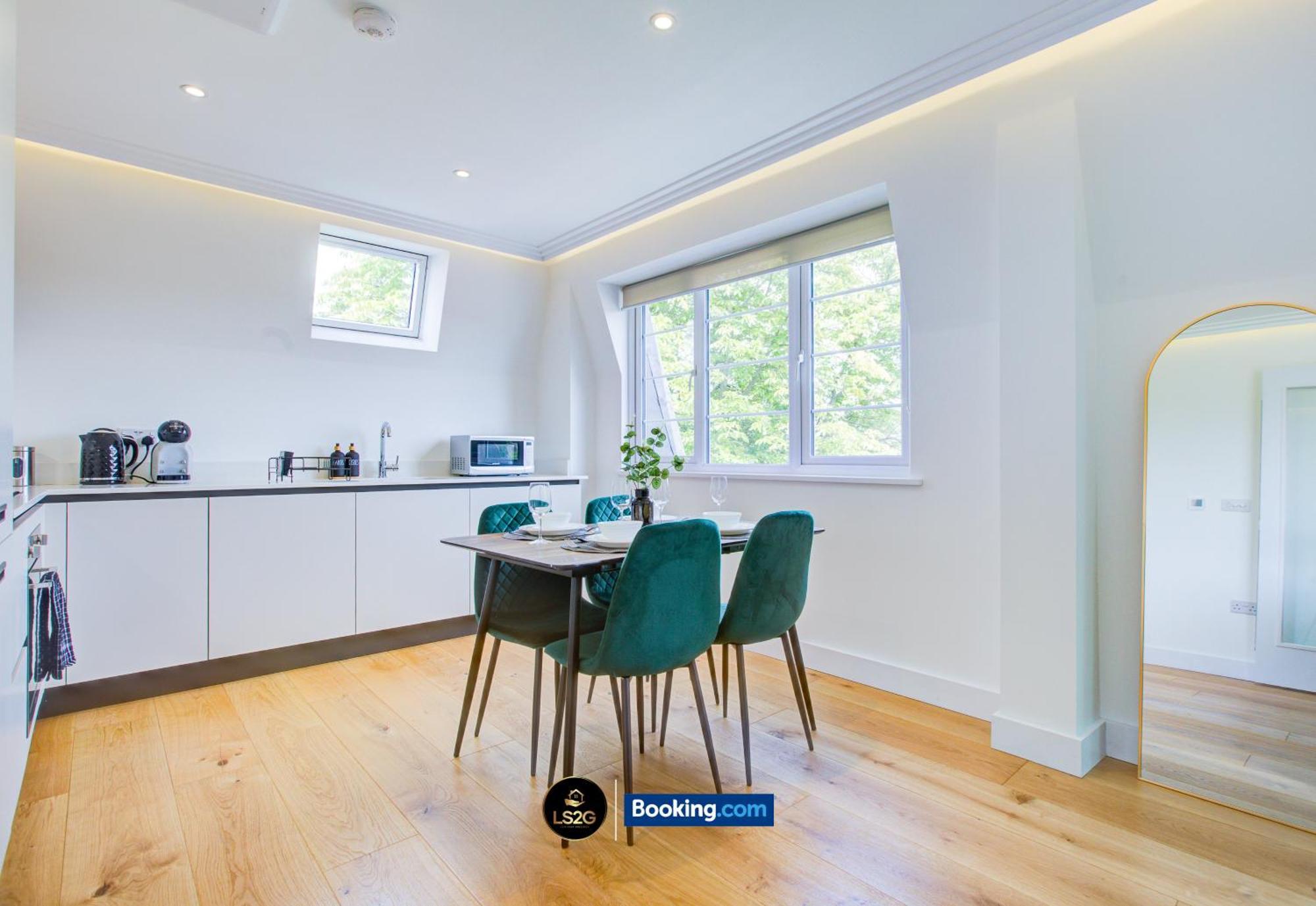 Stylish 2 Bedroom Flat By Ls2g Short Lets & Serviced Greater With Balcony And Easy Access London