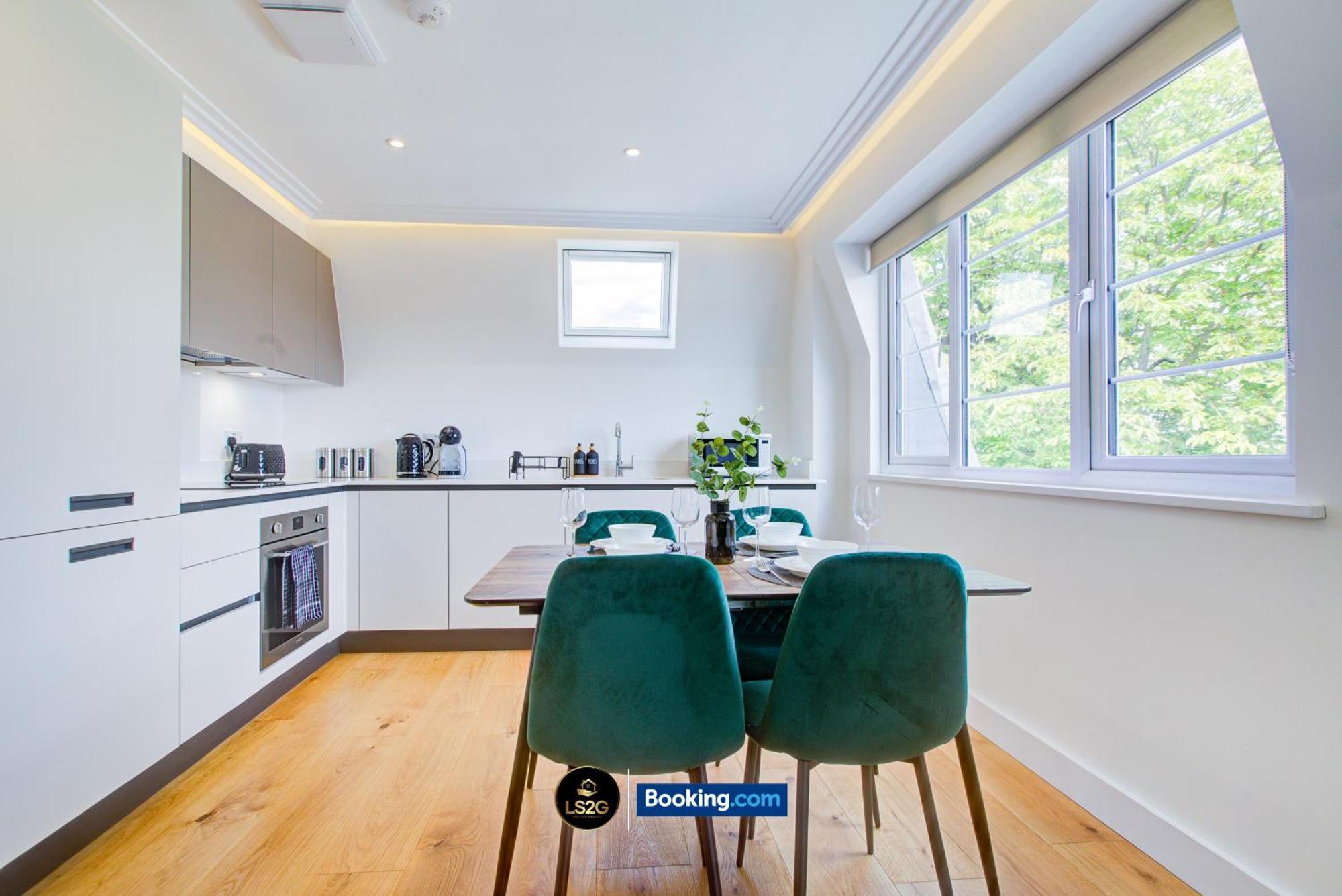 Stylish 2 Bedroom Flat By Ls2g Short Lets & Serviced Greater With Balcony And Easy Access Apartment London