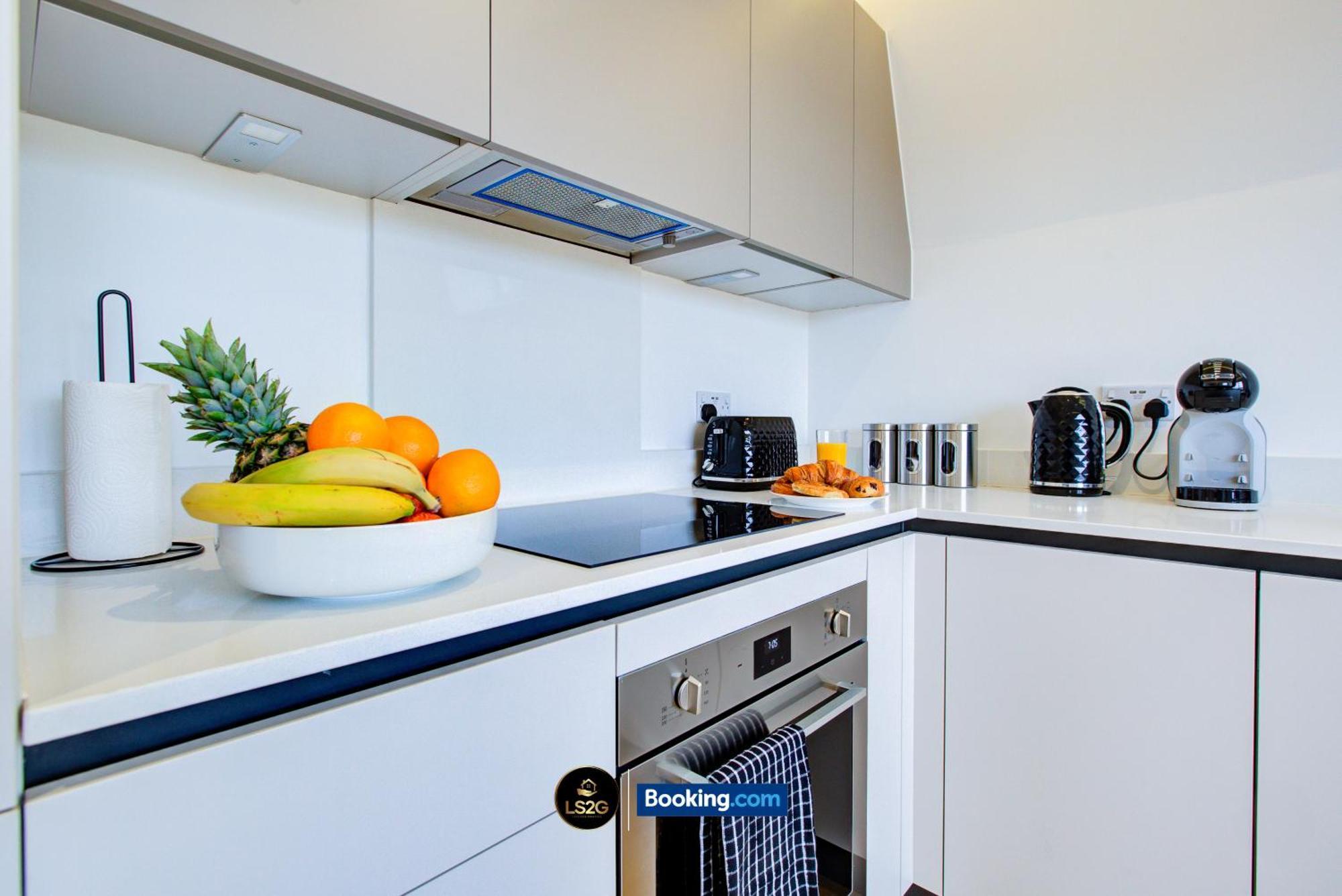 Stylish 2 Bedroom Flat By Ls2g Short Lets & Serviced Greater With Balcony And Easy Access London