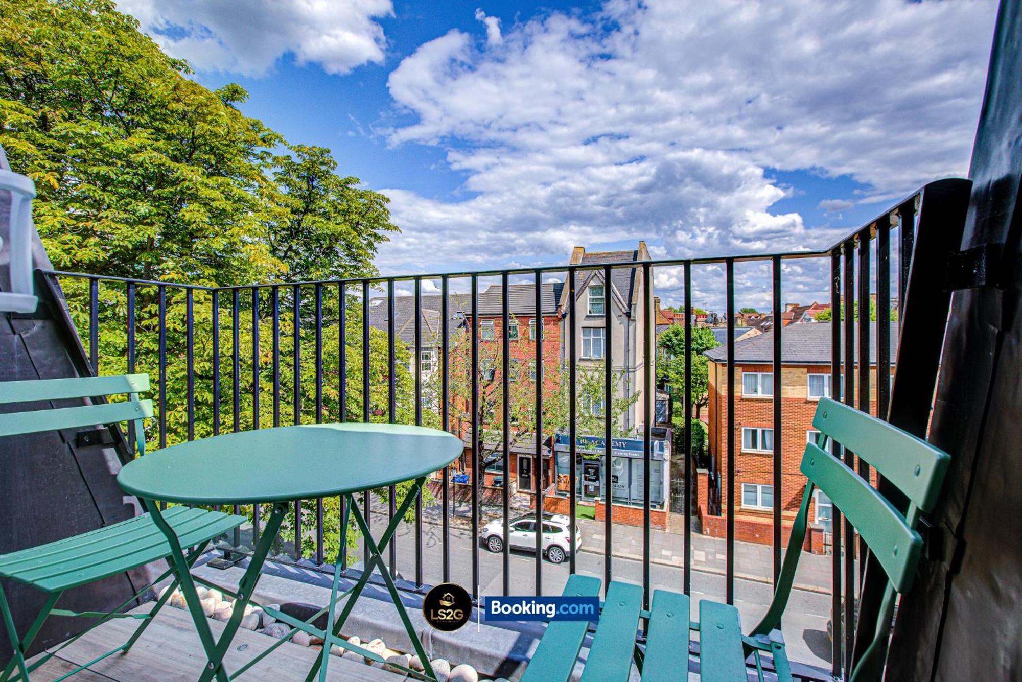 Stylish 2 Bedroom Flat By Ls2g Short Lets & Serviced Greater With Balcony And Easy Access * London