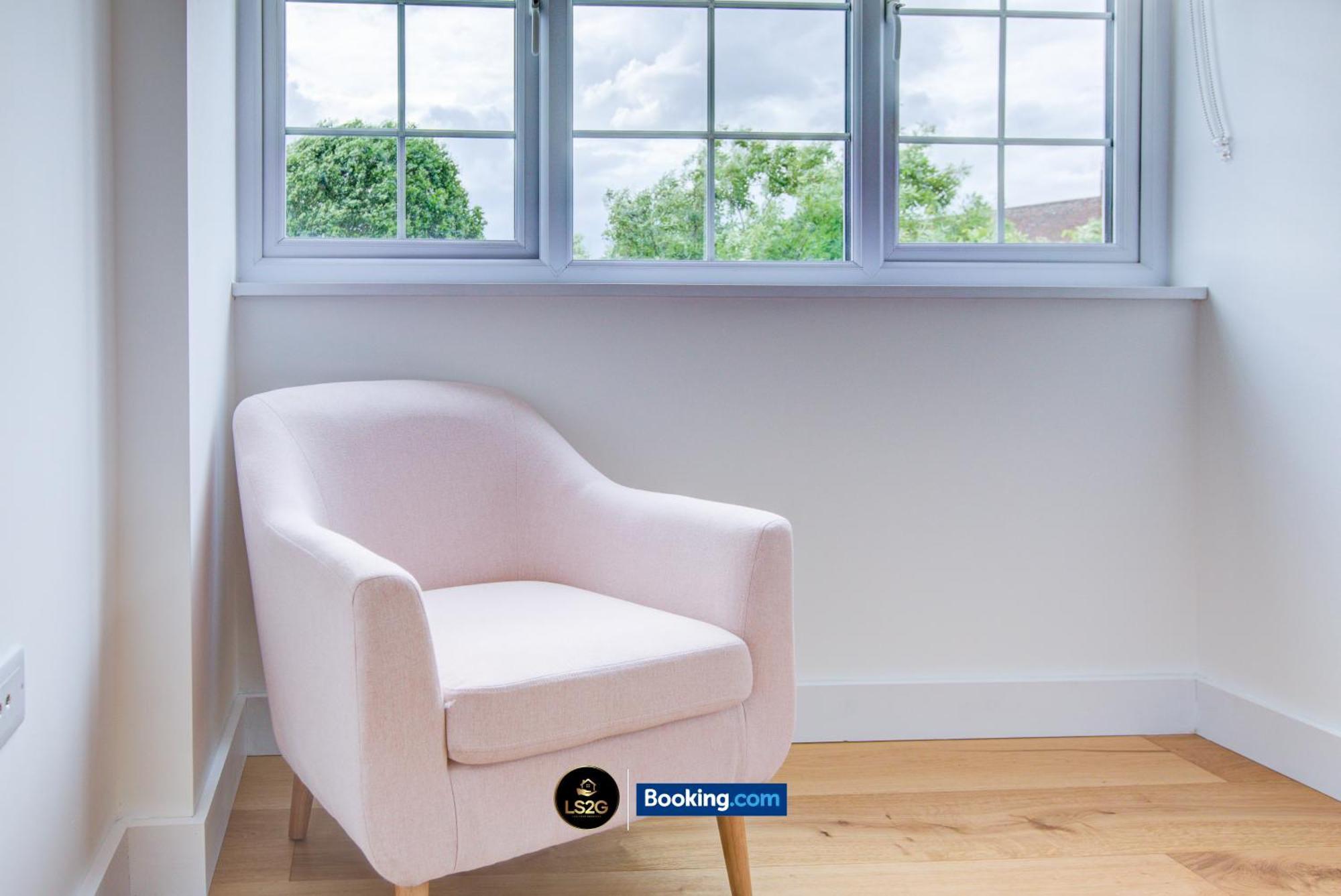 Stylish 2 Bedroom Flat By Ls2g Short Lets & Serviced Greater With Balcony And Easy Access Apartment