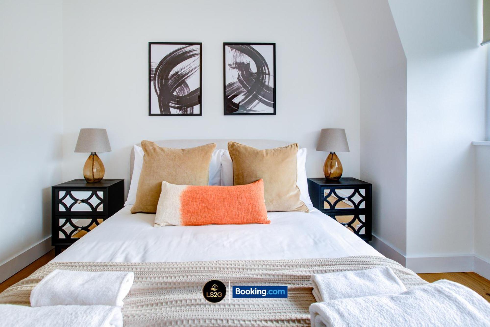 Stylish 2 Bedroom Flat By Ls2g Short Lets & Serviced Greater With Balcony And Easy Access Apartment *