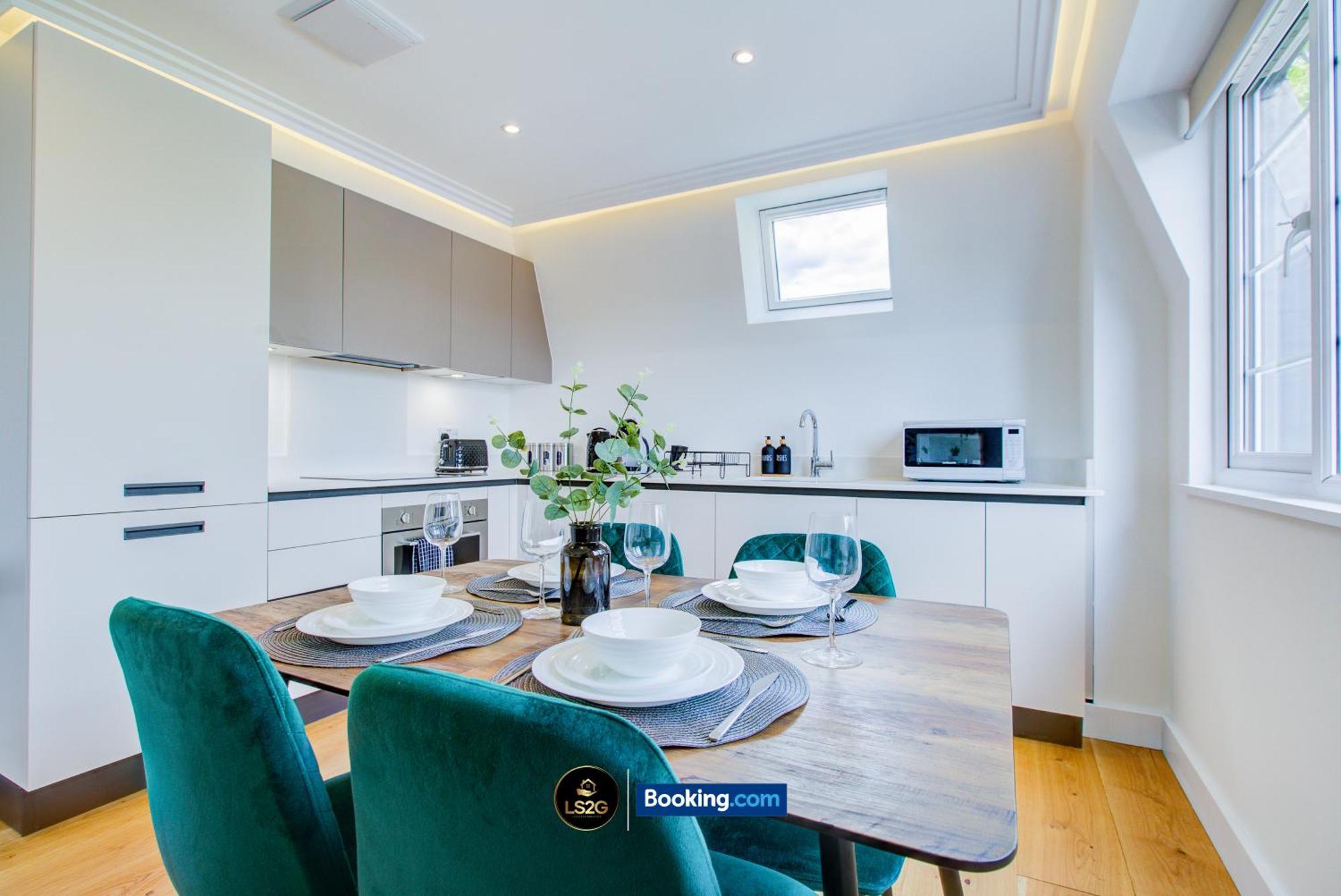Stylish 2 Bedroom Flat By Ls2g Short Lets & Serviced Greater With Balcony And Easy Access Apartment London