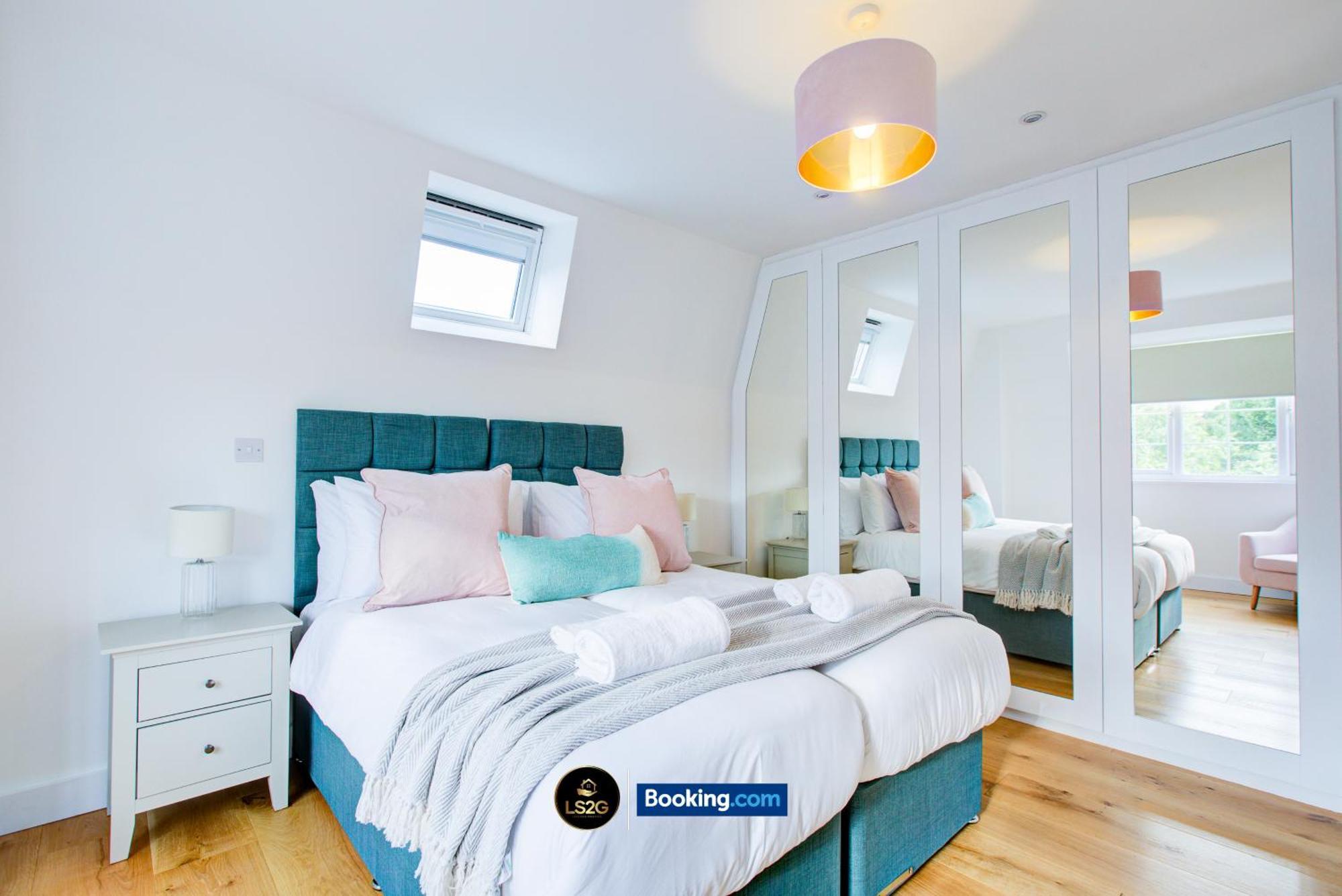 Stylish 2 Bedroom Flat By Ls2g Short Lets & Serviced Greater With Balcony And Easy Access *