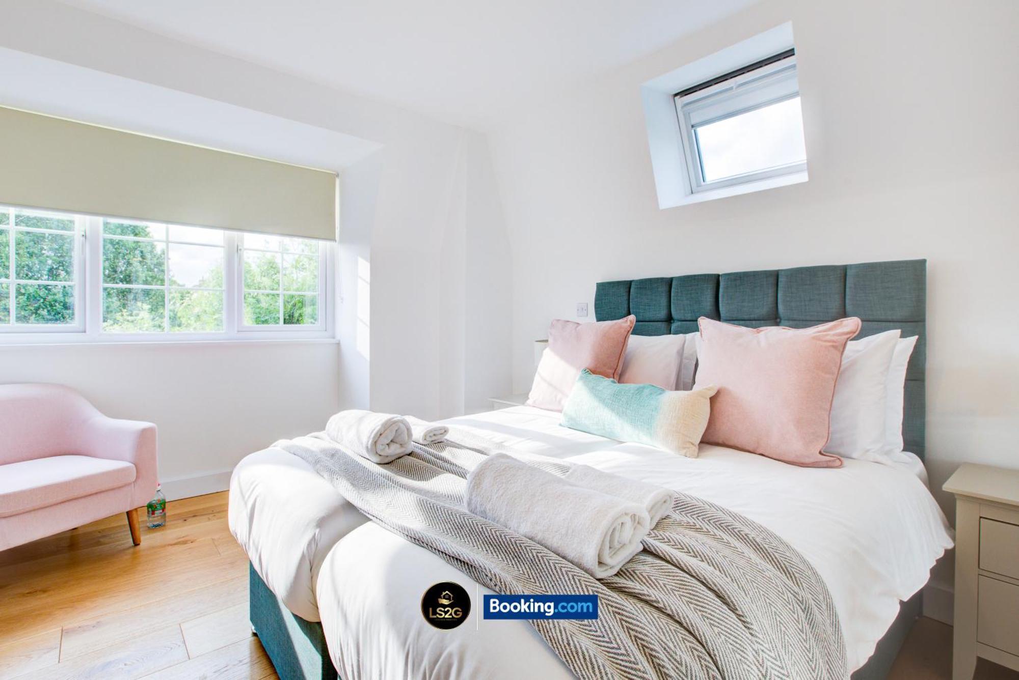 Stylish 2 Bedroom Flat By Ls2g Short Lets & Serviced Greater With Balcony And Easy Access * London