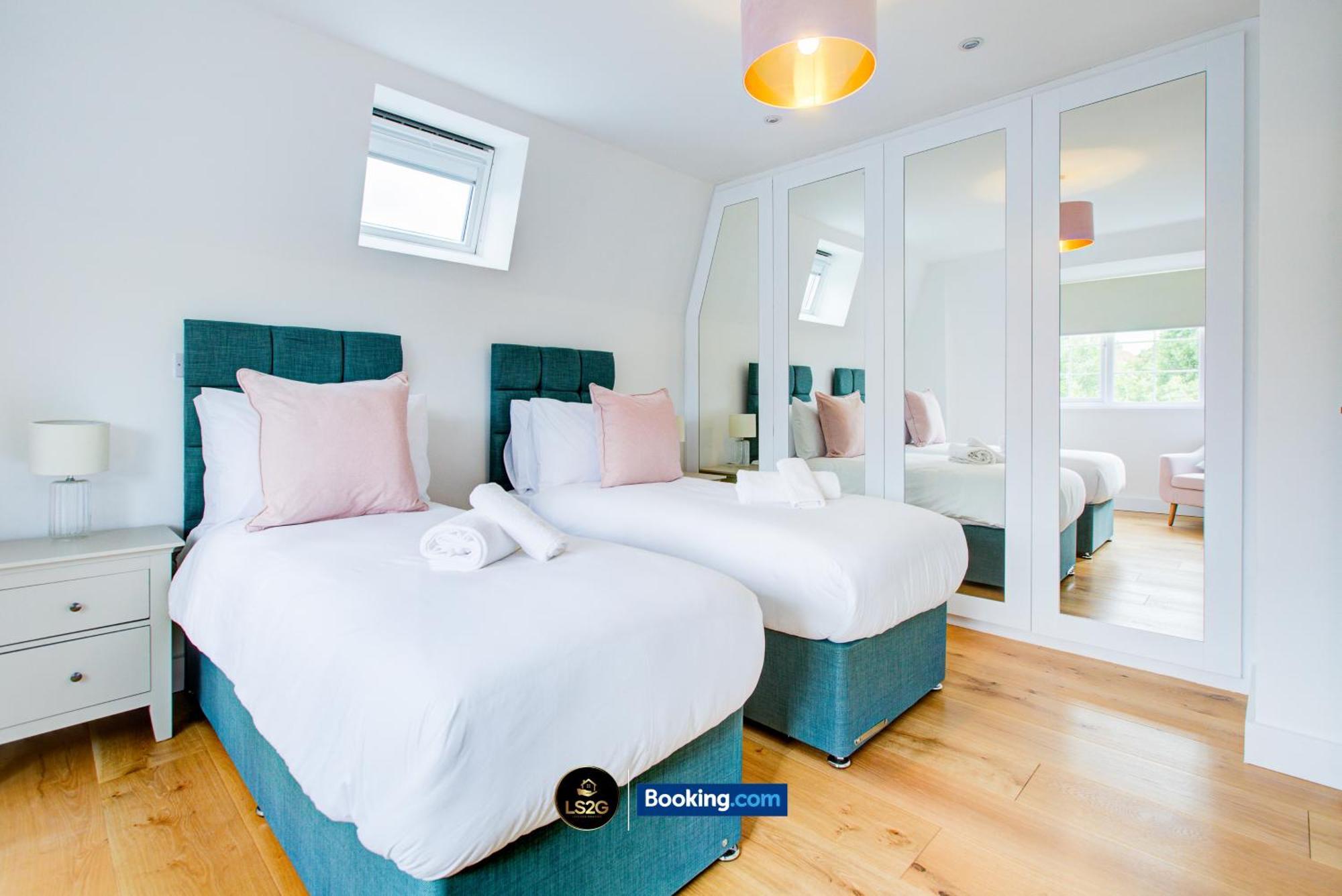 Stylish 2 Bedroom Flat By Ls2g Short Lets & Serviced Greater With Balcony And Easy Access Apartment
