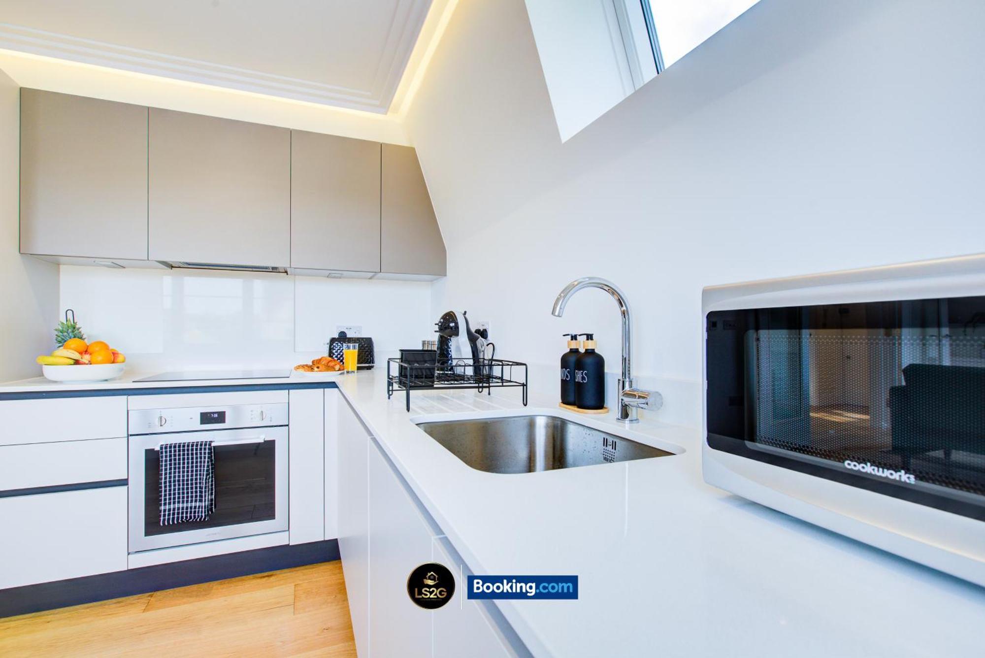 Apartment Stylish 2 Bedroom Flat By Ls2g Short Lets & Serviced Greater With Balcony And Easy Access *