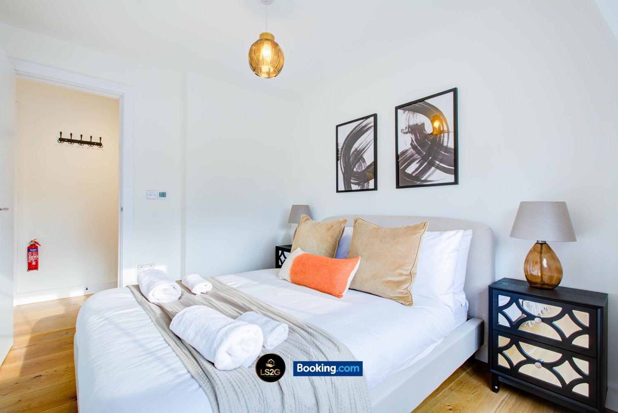 Stylish 2 Bedroom Flat By Ls2g Short Lets & Serviced Greater With Balcony And Easy Access London