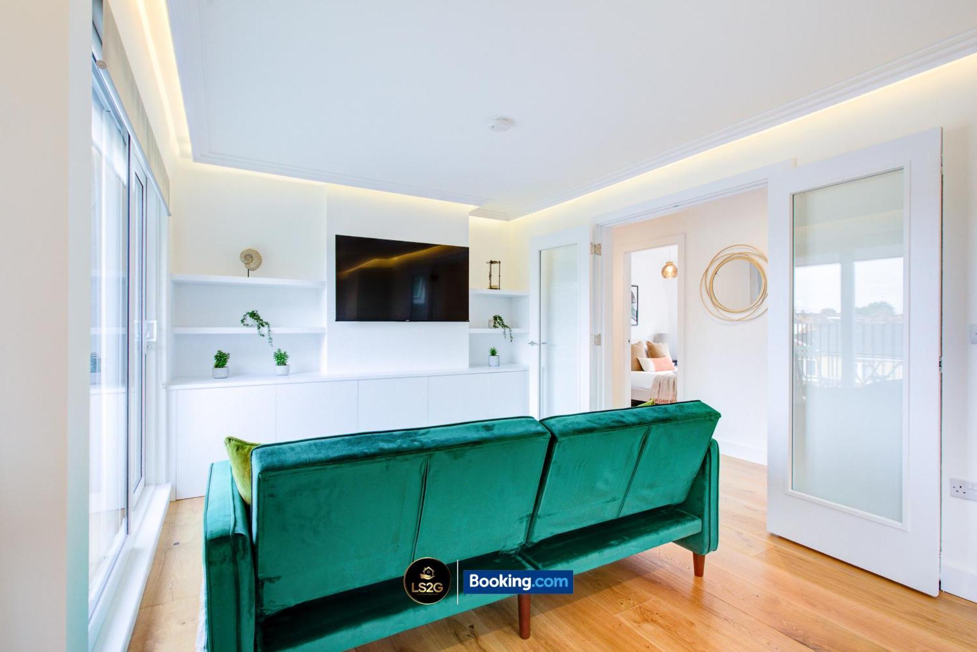 Stylish 2 Bedroom Flat By Ls2g Short Lets & Serviced Greater With Balcony And Easy Access