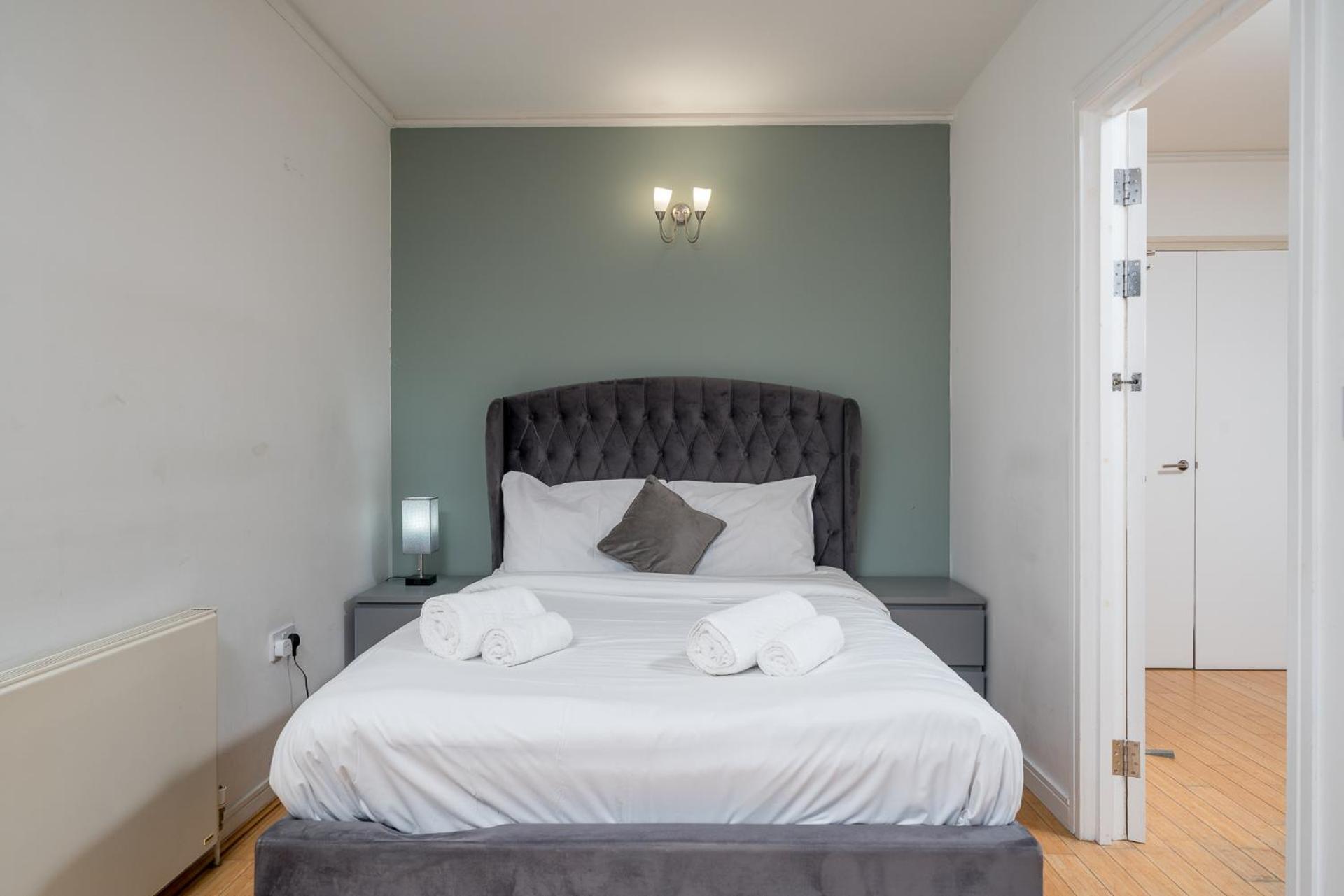 Lovely 3bd Flat, Parking, Sleeps Six Close To O2