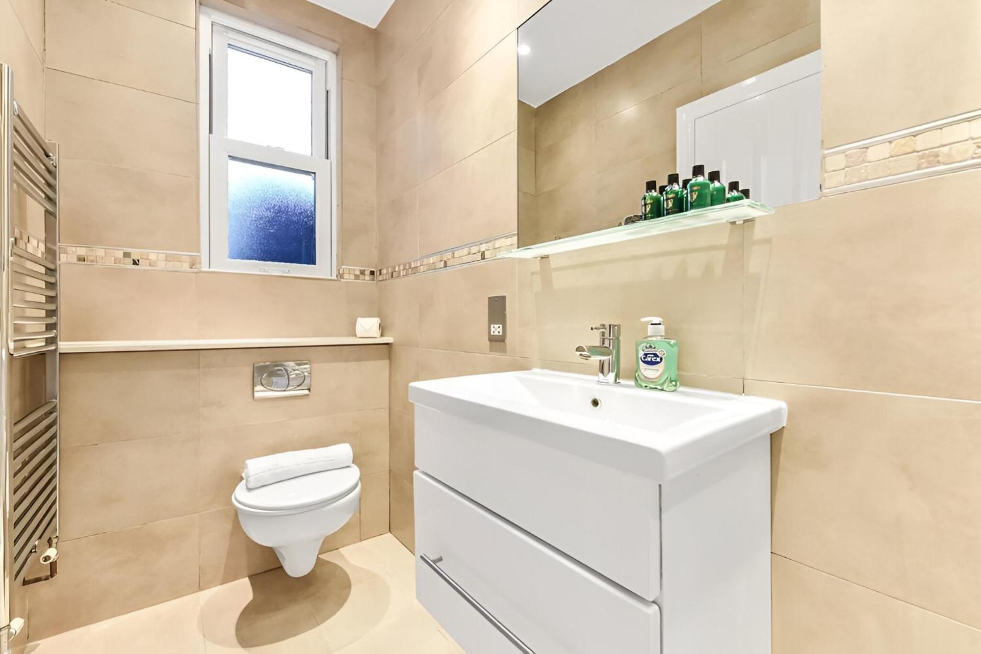 Sleek & Stylish Urban Escape-ideal For 3! *