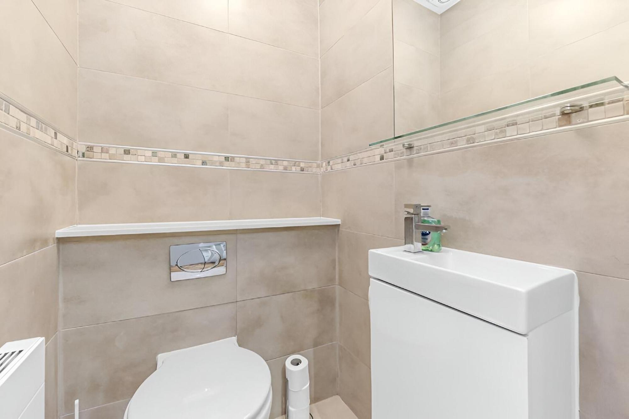 Sleek & Stylish Urban Escape-ideal For 3! *