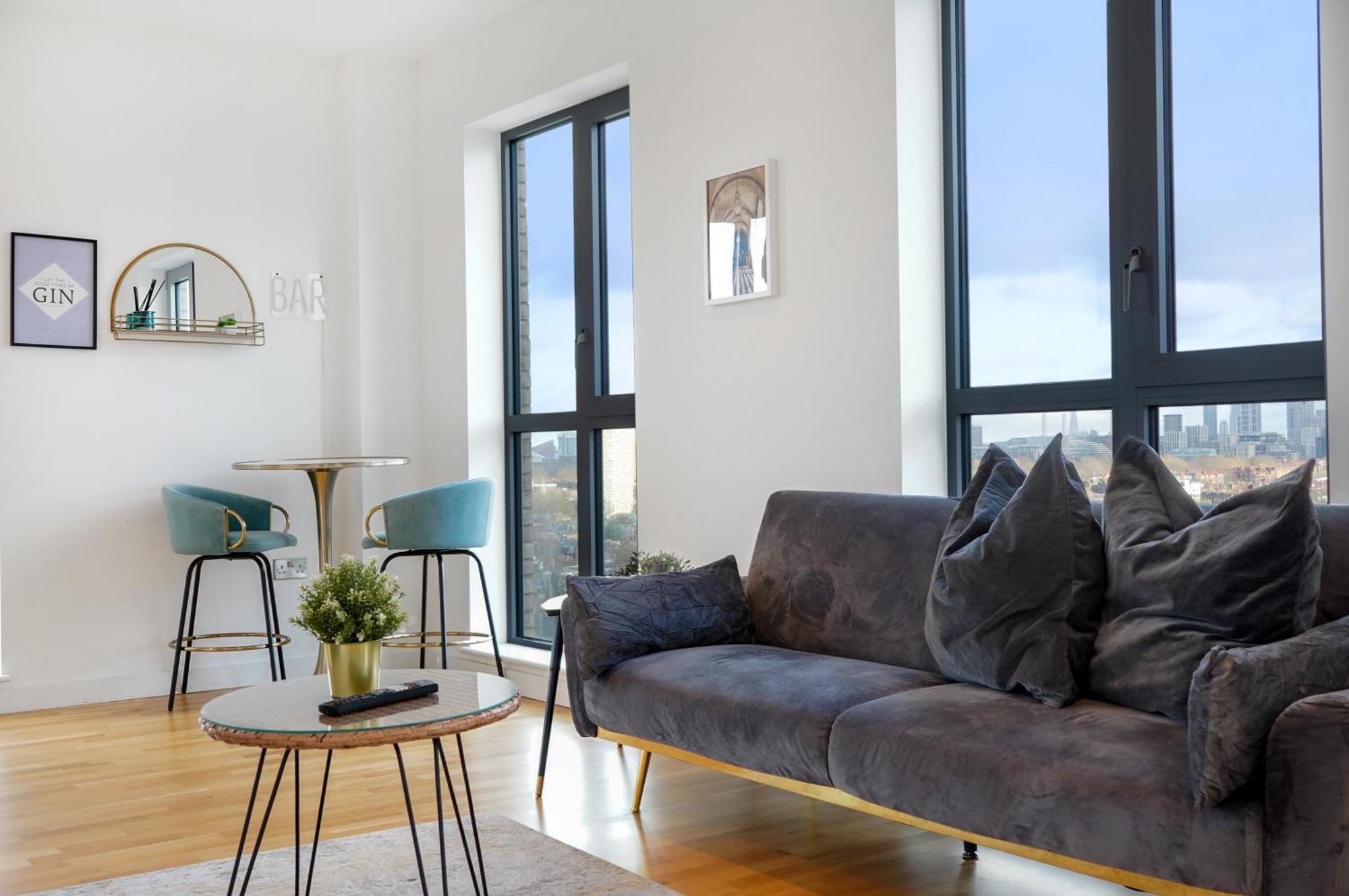 Chic 3-bedroom Flat With Private Balcony In Battersea Appartement Londen