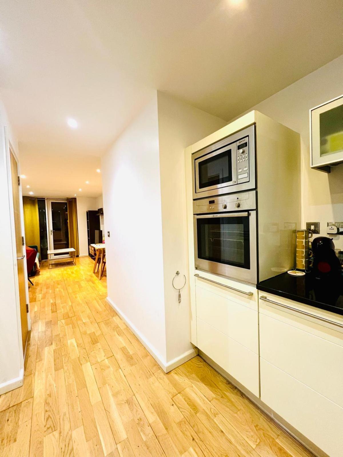 Luxurious With River Views In Canary Wharf Appartement *
