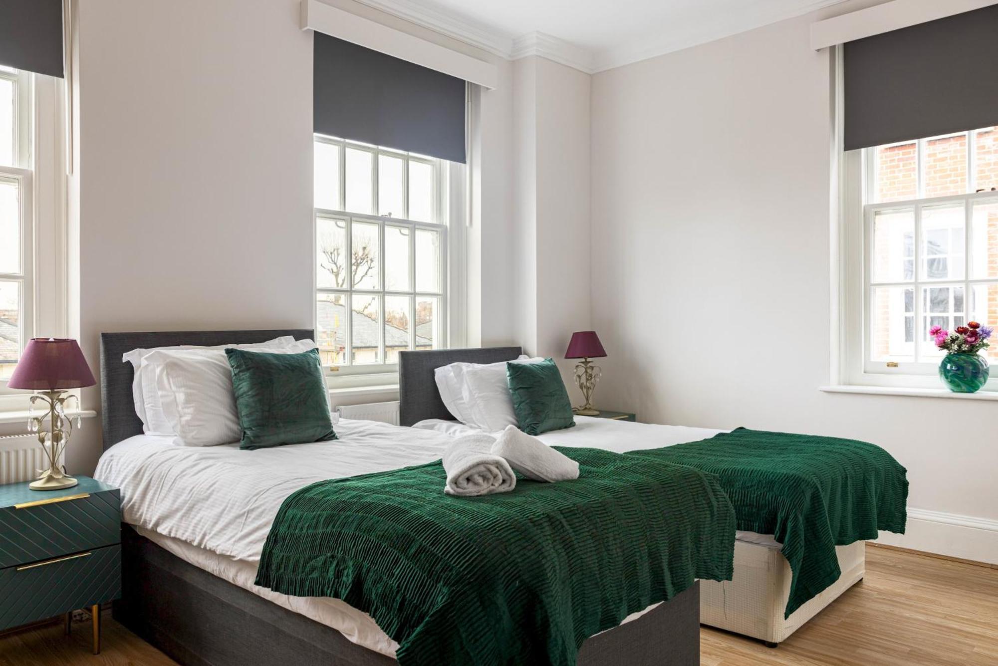 Apartment 4-bdr Stunning Kensington Penthouse London