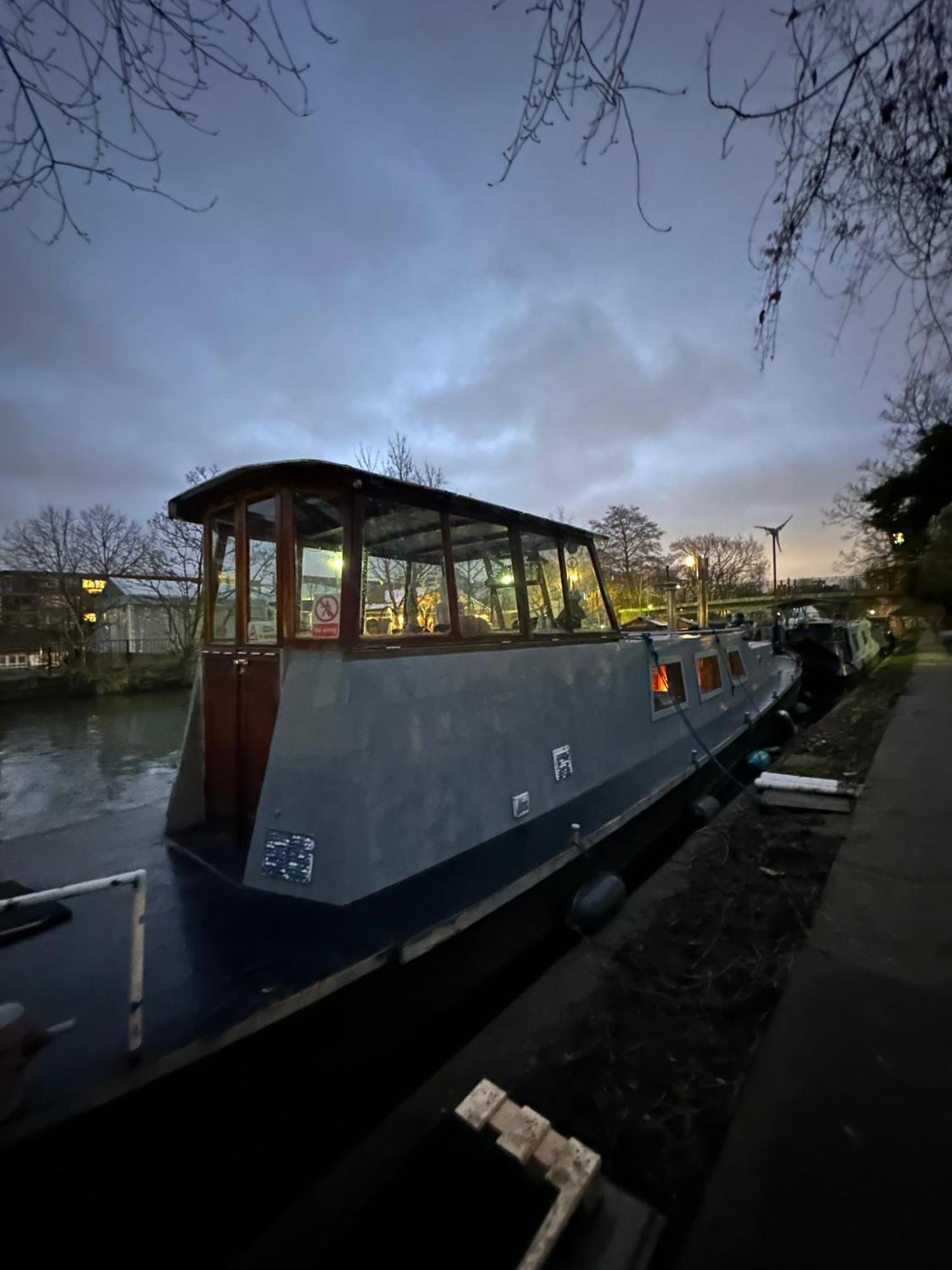 Сasa de vacaciones Dutch Barge - Sleeps 3 & Cosy Fireplace *