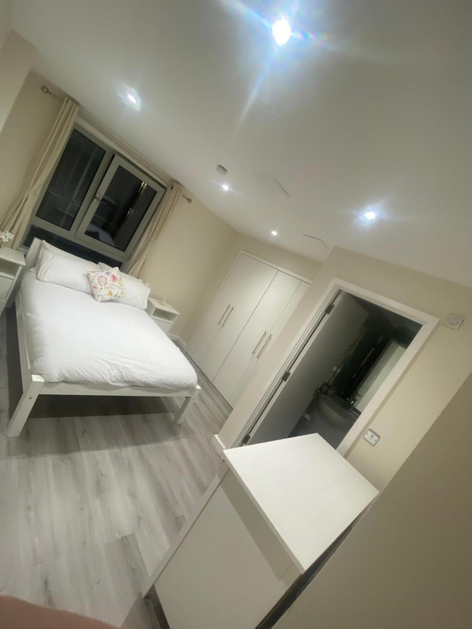 156 Holloway *