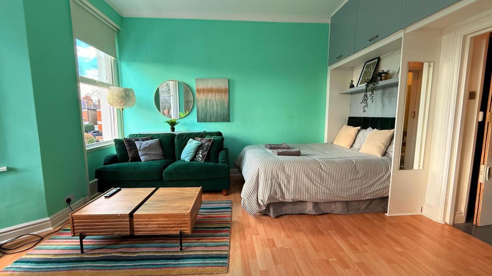 Large Flat Close To Tube Station Zone 2 Apartamento Londres