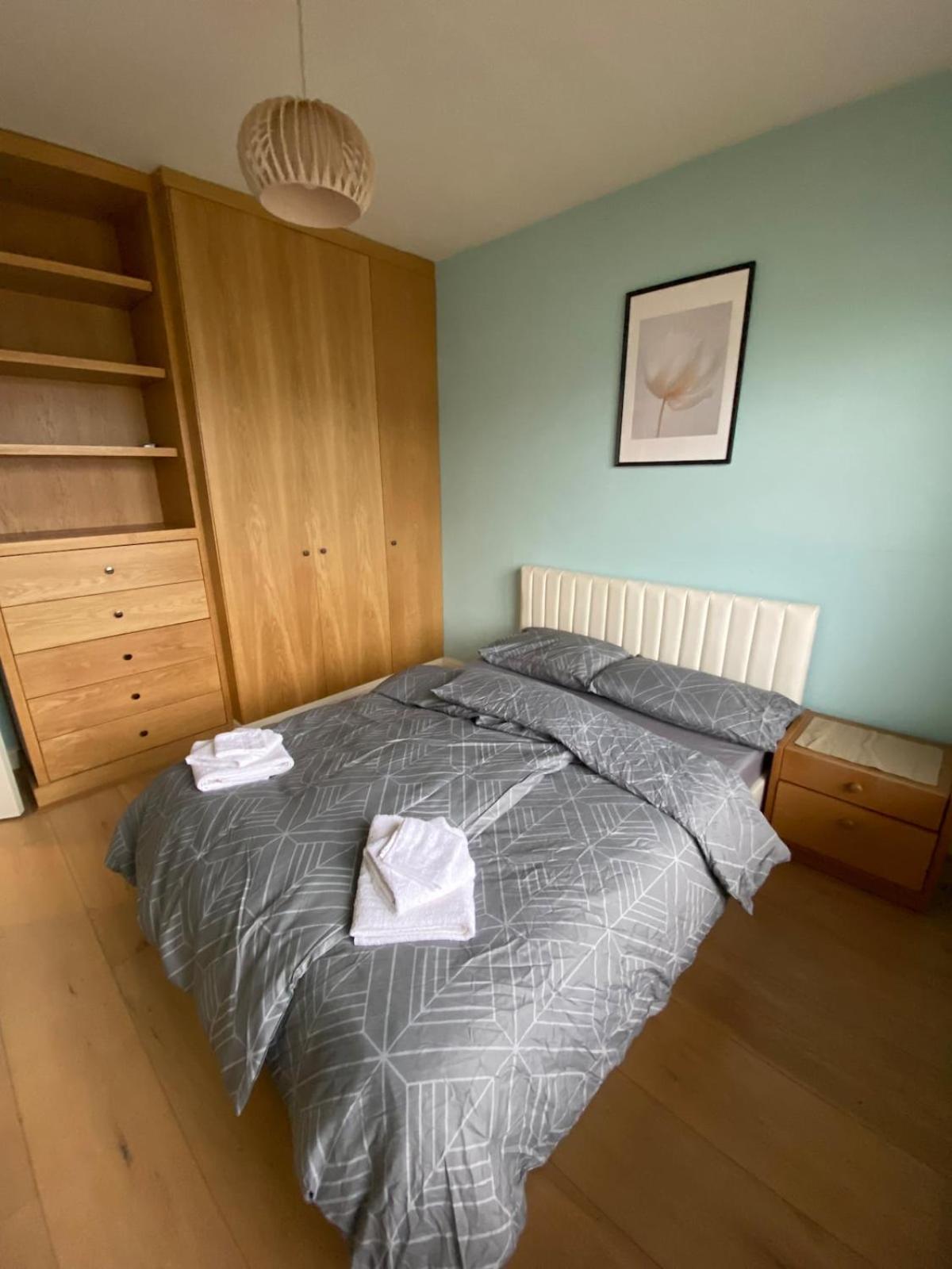 House For 7, Garden With Pond, 20min From Heathrow Hébergement de vacances