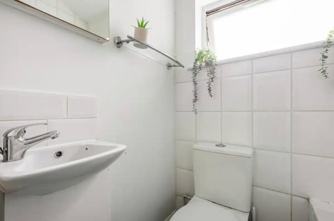 Lovely 3-bed 20 Minutes To Apartment *