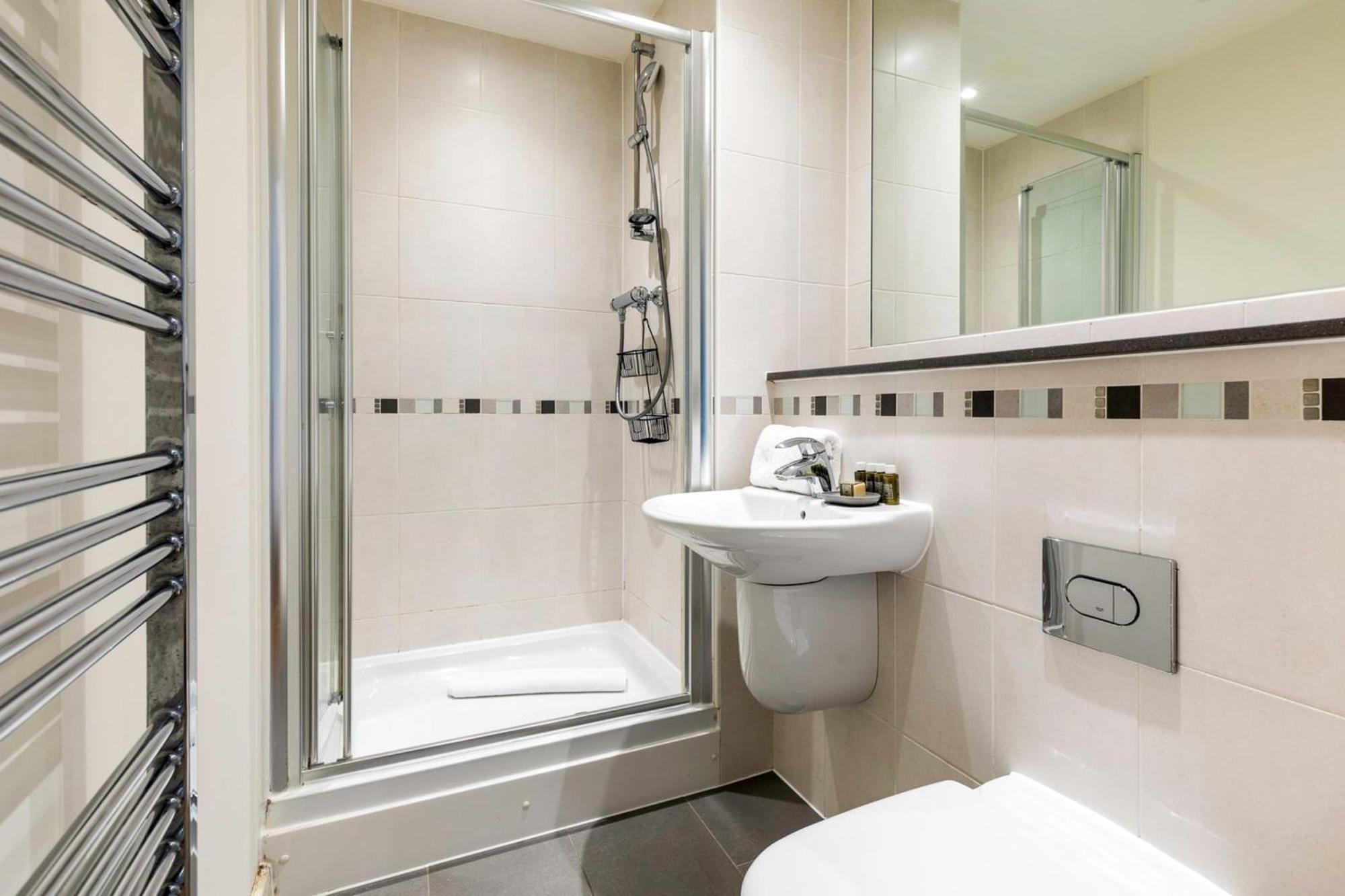2-bed 2-bath In Old Street Apartamento