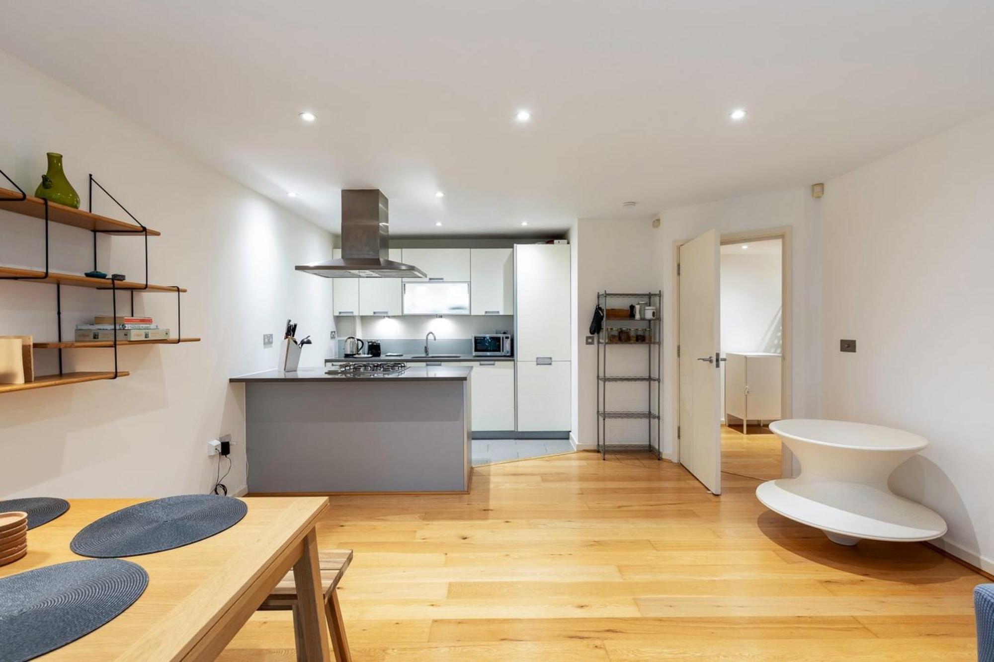 2-bed 2-bath In Old Street Apartamento