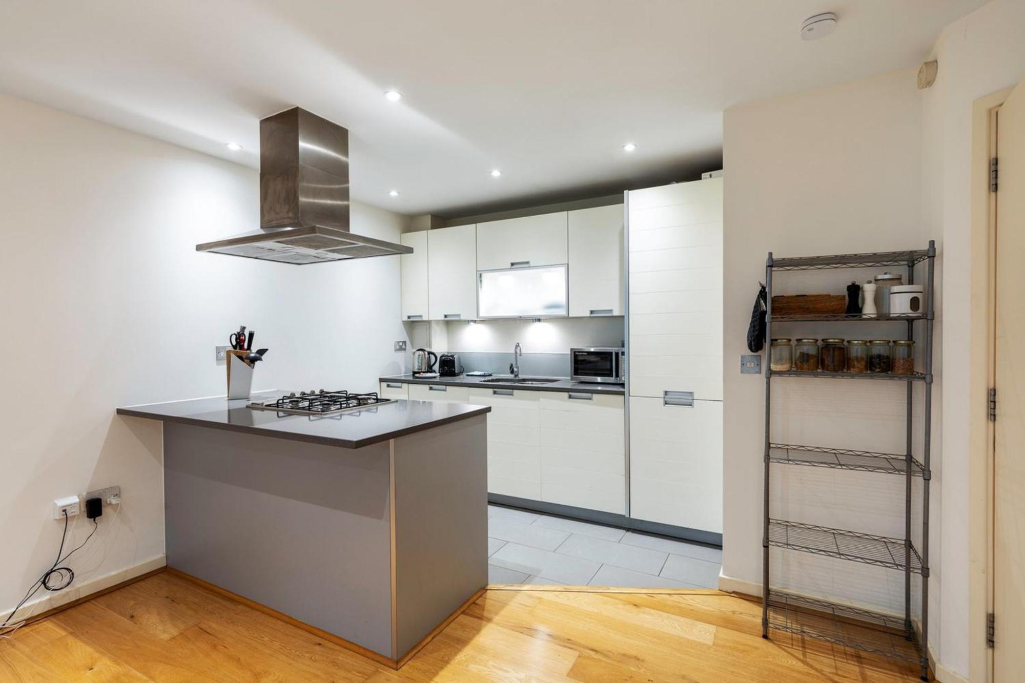2-bed 2-bath In Old Street Apartamento