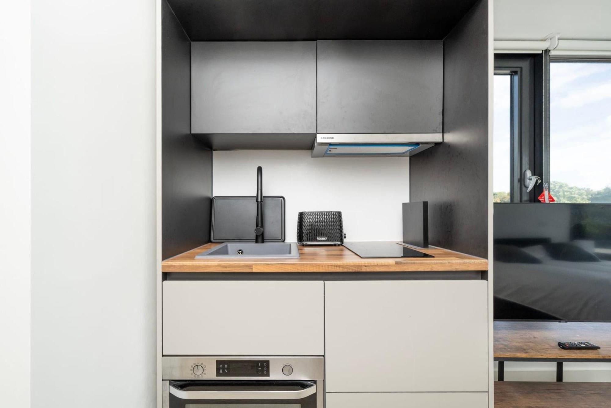 Modern Living At Antigallican In Apartment *