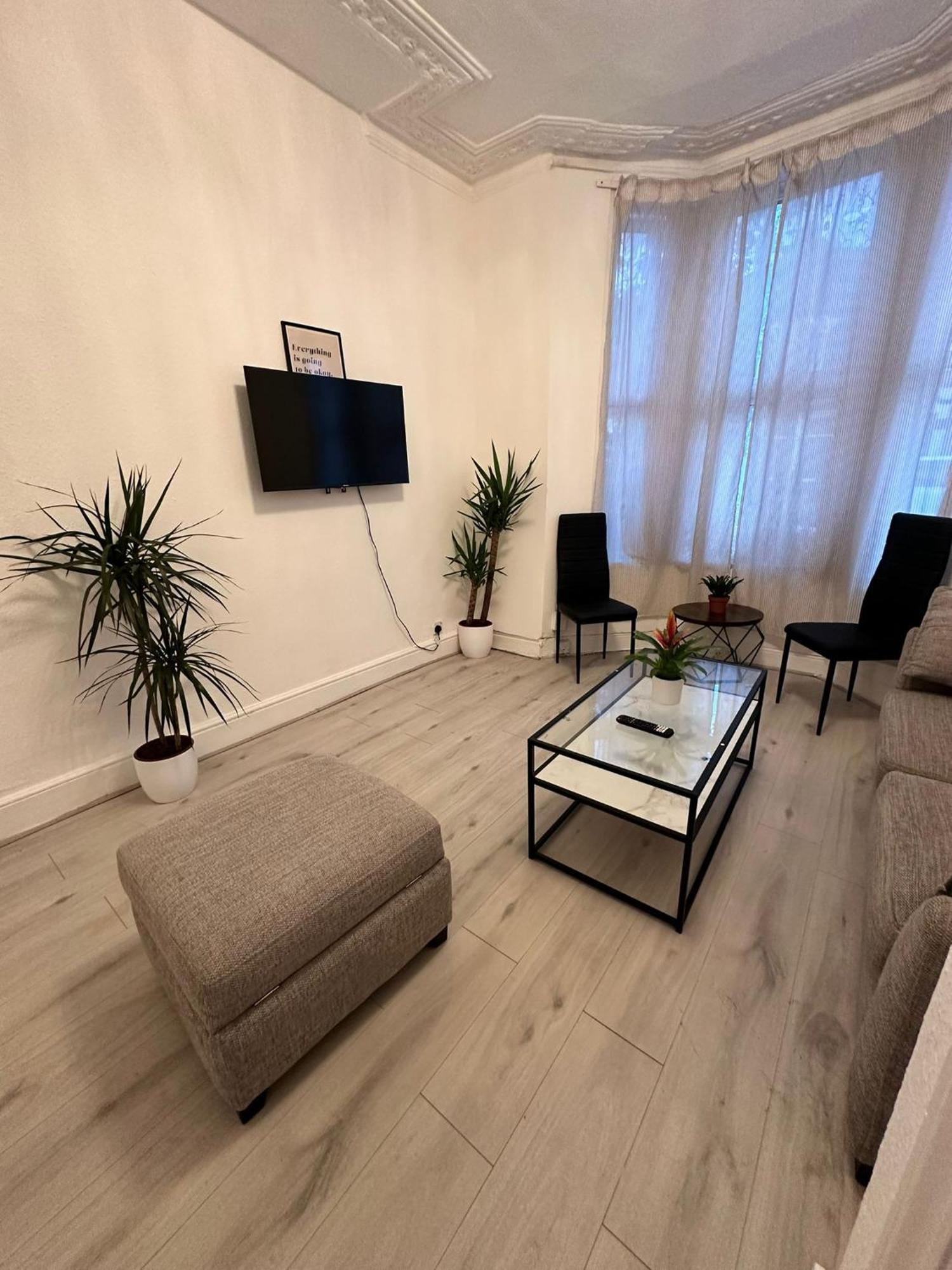 3 Bedroom Flat Millais Rd Appartement Londen