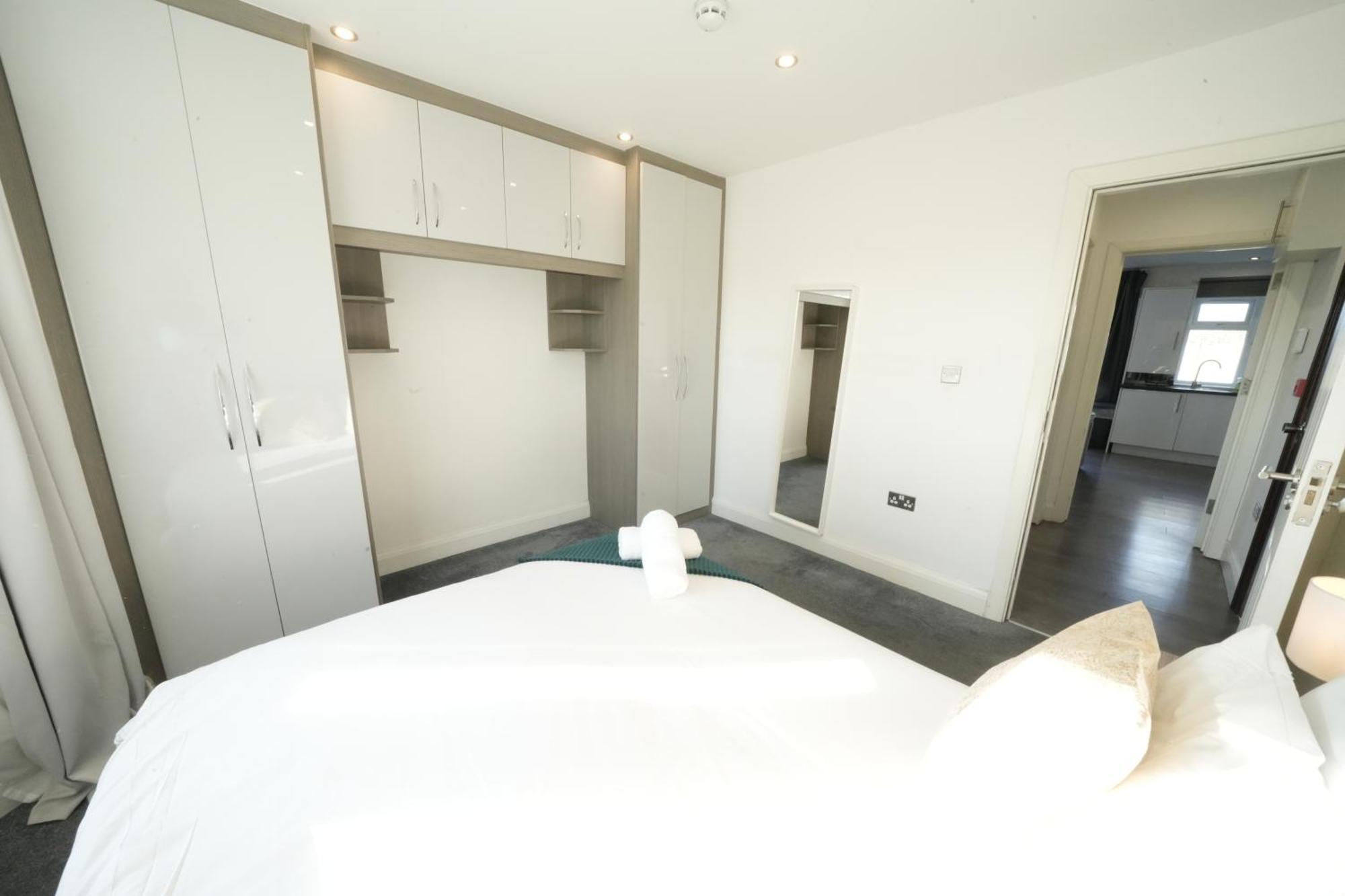 Hatton Heathrow Airport- Free Parking-free Underground To And From Heathrow Airport Hatton Cross Picture-see Fast Hatton Cross To 30min *