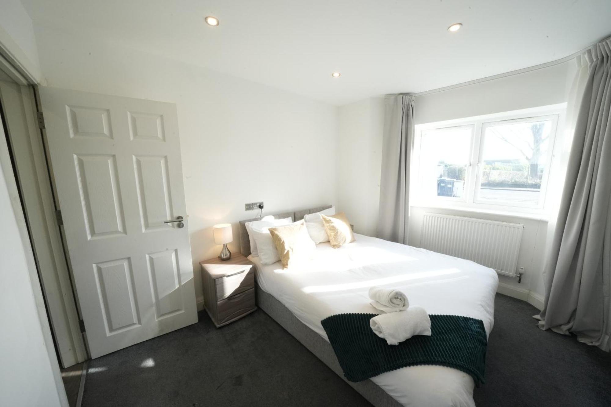 Hatton Heathrow Airport- Free Parking-free Underground To And From Heathrow Airport Hatton Cross Picture-see Fast Hatton Cross To 30min *