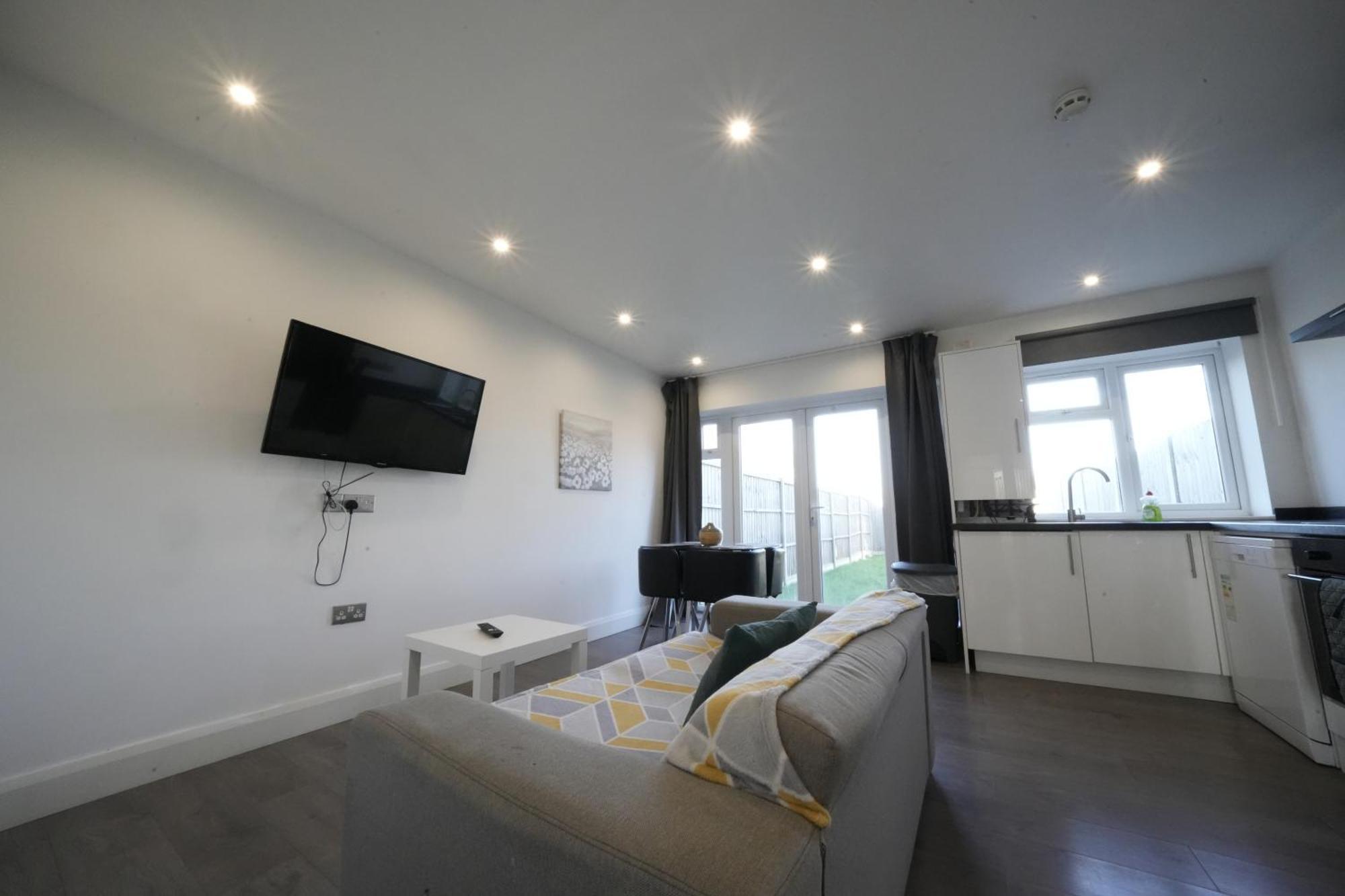 Hatton Heathrow Airport- Free Parking-free Underground To And From Heathrow Airport Hatton Cross Picture-see Fast Hatton Cross To 30min *