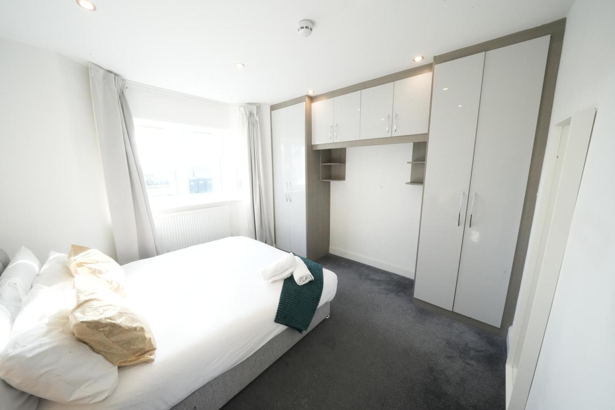 Hatton Heathrow Airport- Free Parking-free Underground To And From Heathrow Airport Hatton Cross Picture-see Fast Hatton Cross To 30min Londres