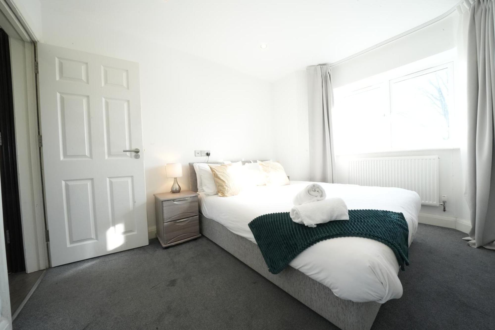 Hatton Heathrow Airport- Free Parking-free Underground To And From Heathrow Airport Hatton Cross Picture-see Fast Hatton Cross To 30min Londres
