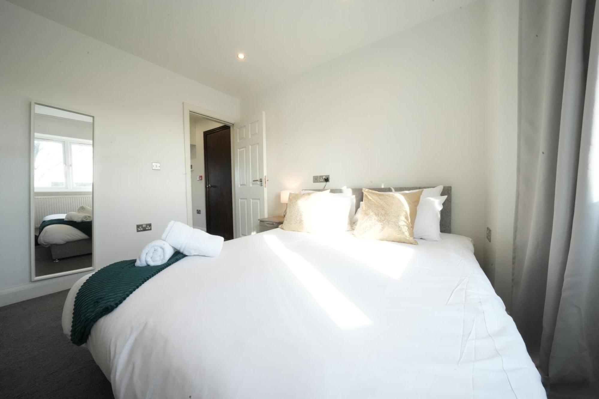 Hatton Heathrow Airport- Free Parking-free Underground To And From Heathrow Airport Hatton Cross Picture-see Fast Hatton Cross To 30min