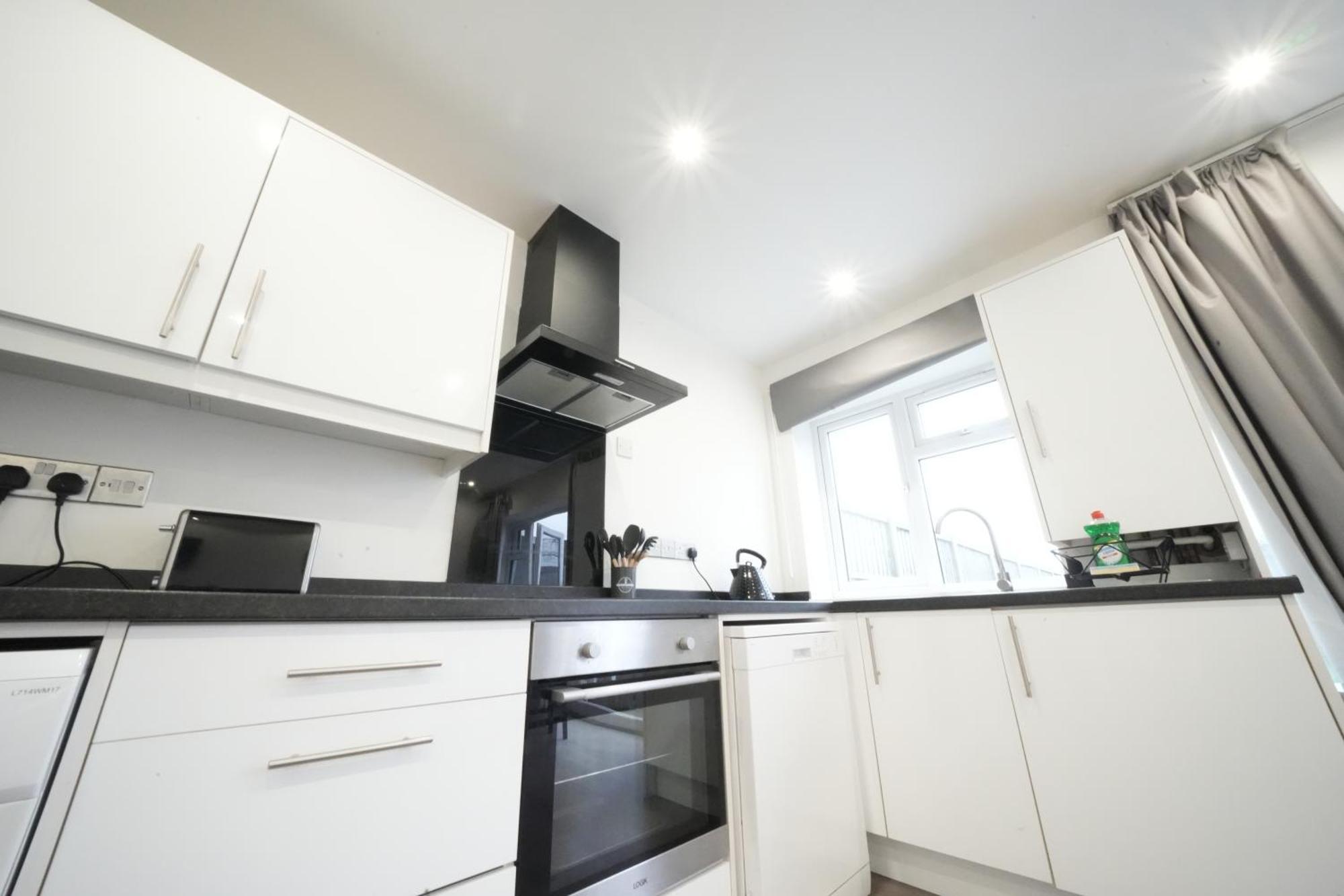 Hatton Heathrow Airport- Free Parking-free Underground To And From Heathrow Airport Hatton Cross Picture-see Fast Hatton Cross To 30min * Londres