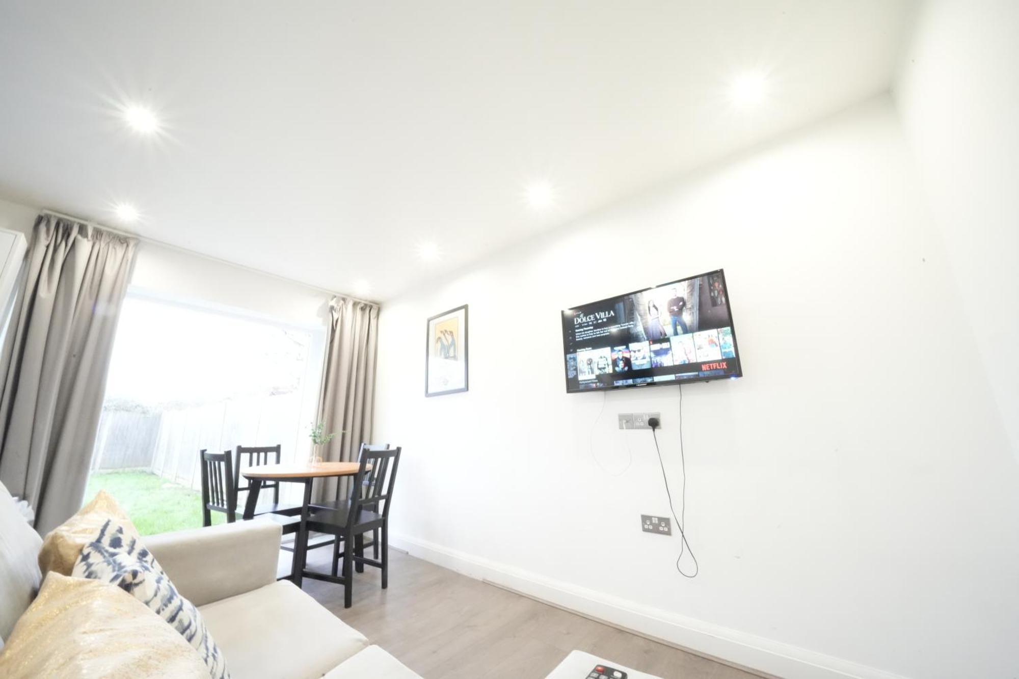 Hatton Heathrow Airport- Free Parking-free Underground To And From Heathrow Airport Hatton Cross Picture-see Fast Hatton Cross To 30min Apartamento
